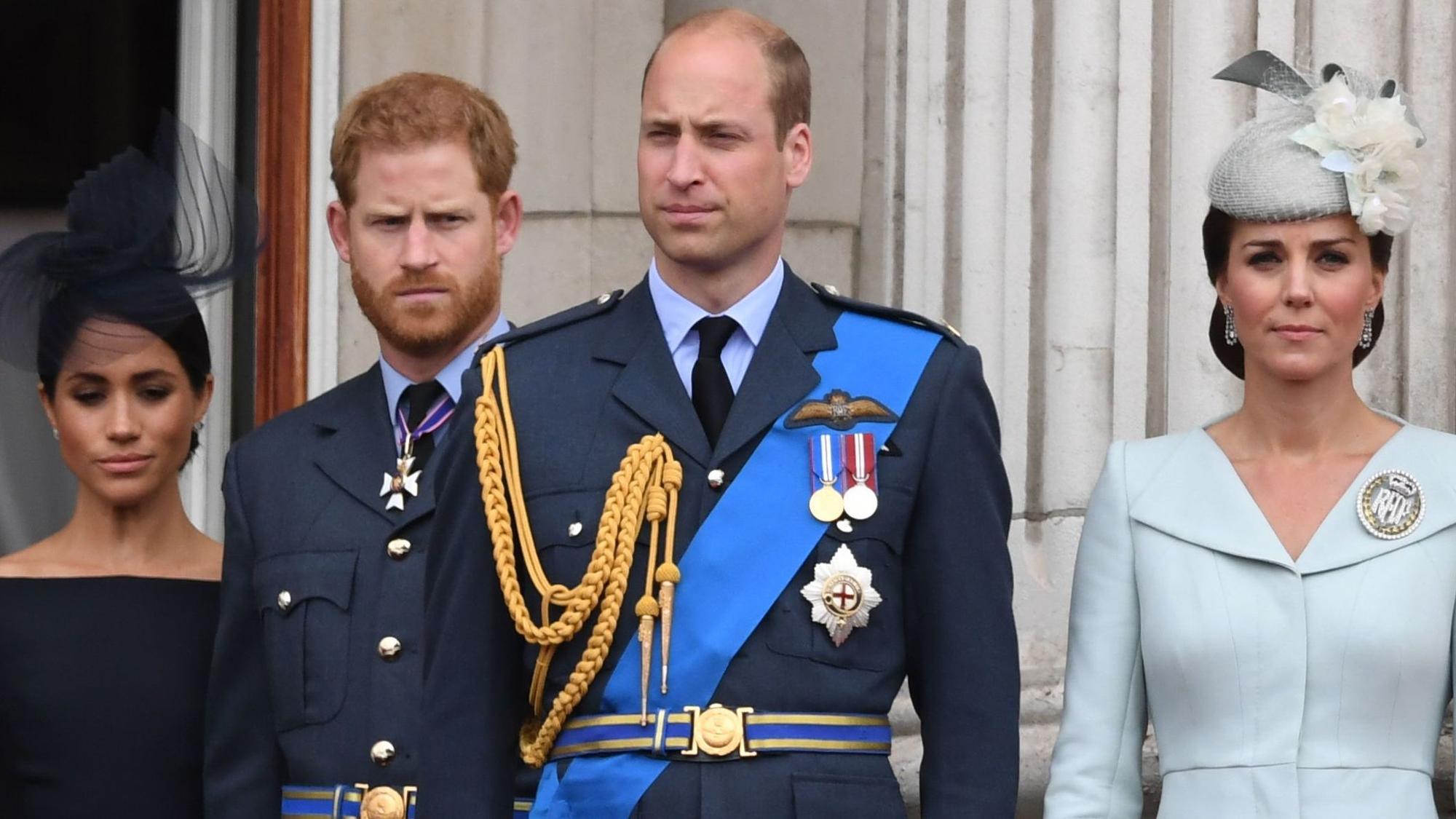 Herzogin Meghan (l-r), Prinz Harry, Prinz William und Herzogin Kate stehen auf dem Balkon des Buckingham Palace, um die Luftparade zum 100-jährigen Jubiläum der Royal Air Force (RAF) im Jahr 2018 zu beobachten.