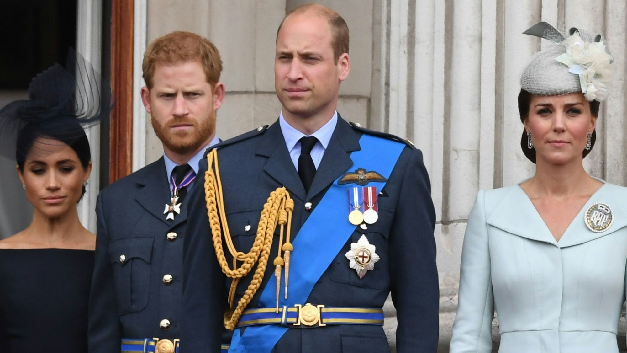 Herzogin Meghan (l-r), Prinz Harry, Prinz William und Herzogin Kate stehen auf dem Balkon des Buckingham Palace, um die Luftparade zum 100-jährigen Jubiläum der Royal Air Force (RAF) im Jahr 2018 zu beobachten.