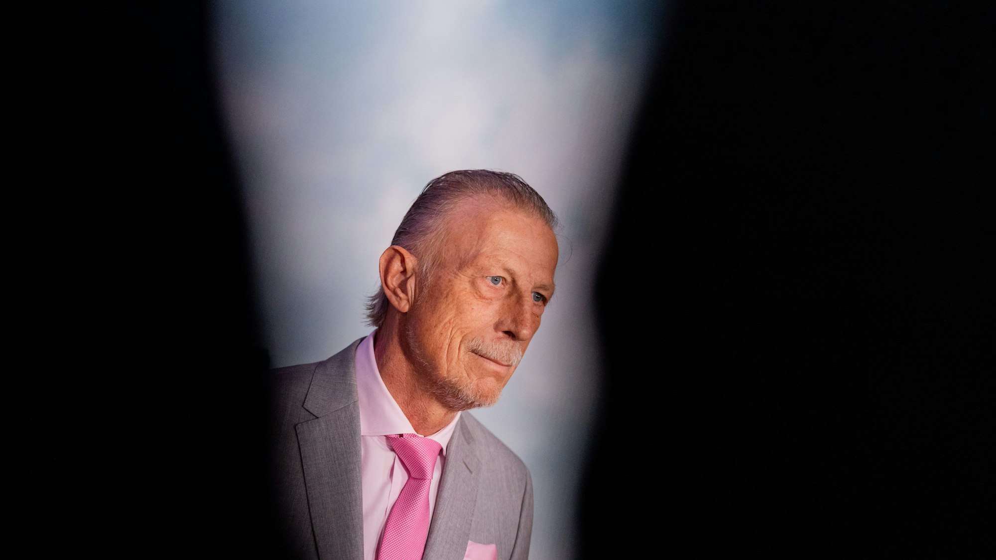 Christoph Daum steht auf dem Roten Teppich.