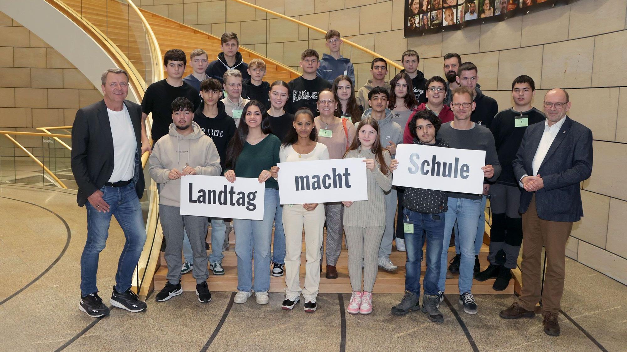 Das Foto zeigt eine Gruppe von Jugendlichen im Düsseldorfer Landtag.