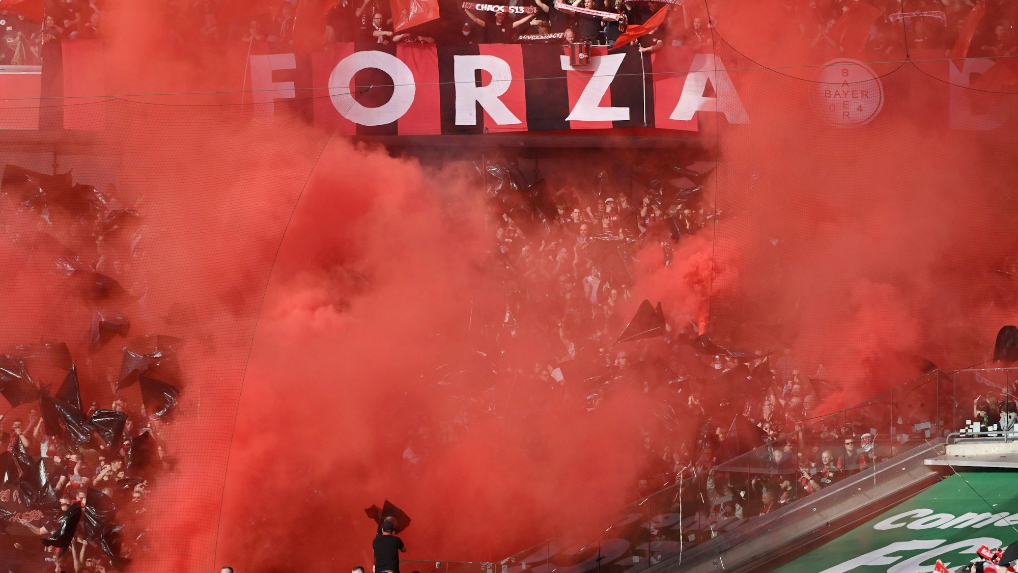 Rote Rauchbomben im Leverkusener Fanblock