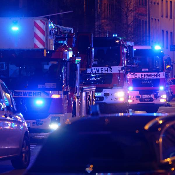 Einsatzfahrzeuge der Feuerwehr stehen vor einem Aachener Krankenhaus. Die Polizei ist wegen einer „möglichen Bedrohungssituation“ im Aachener Luisenkrankenhaus im Einsatz.