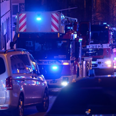 Einsatzfahrzeuge der Feuerwehr stehen vor einem Aachener Krankenhaus. Die Polizei ist wegen einer „möglichen Bedrohungssituation“ im Aachener Luisenkrankenhaus im Einsatz.