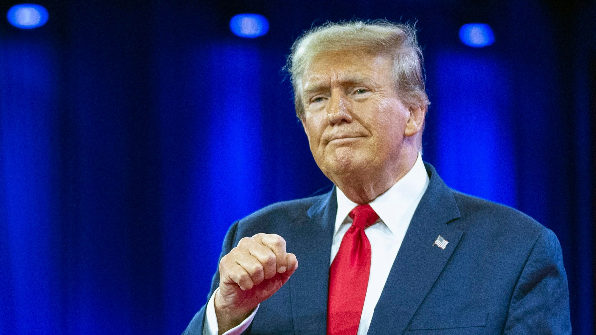 Donald Trump hat sich über Versprecher von Joe Biden bereits des Öfteren lustig gemacht. Nun gab er selbst Anlass zur Häme.