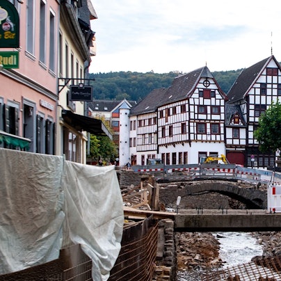 Das Bild zeigt Bad Münstereifel 100 Tage nach der Flut. Noch ist sehr viel im Bereich der Erft und der Innenstadt kaputt.