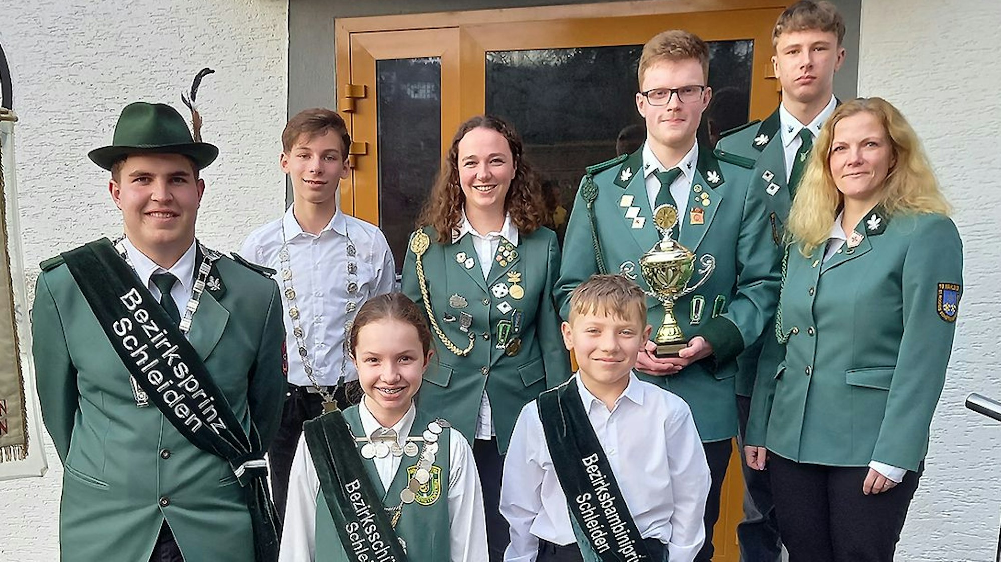 Die erfolgreichen Schützen haben sich im Schützenornat für ein Foto aufgestellt.