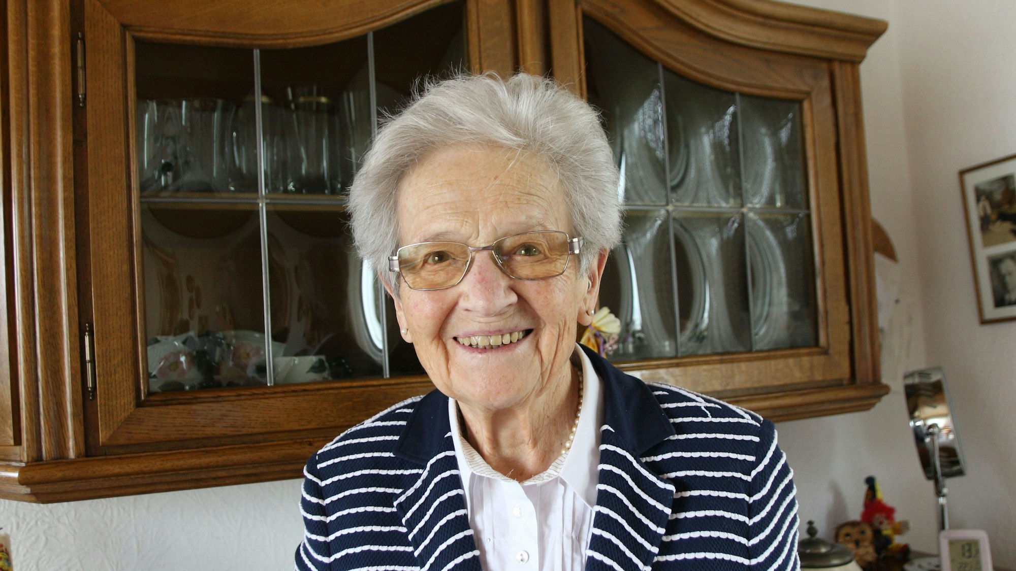 Die Jubilarin lächelt in die Kamera. Sie strahlt pure Lebensfreude aus.