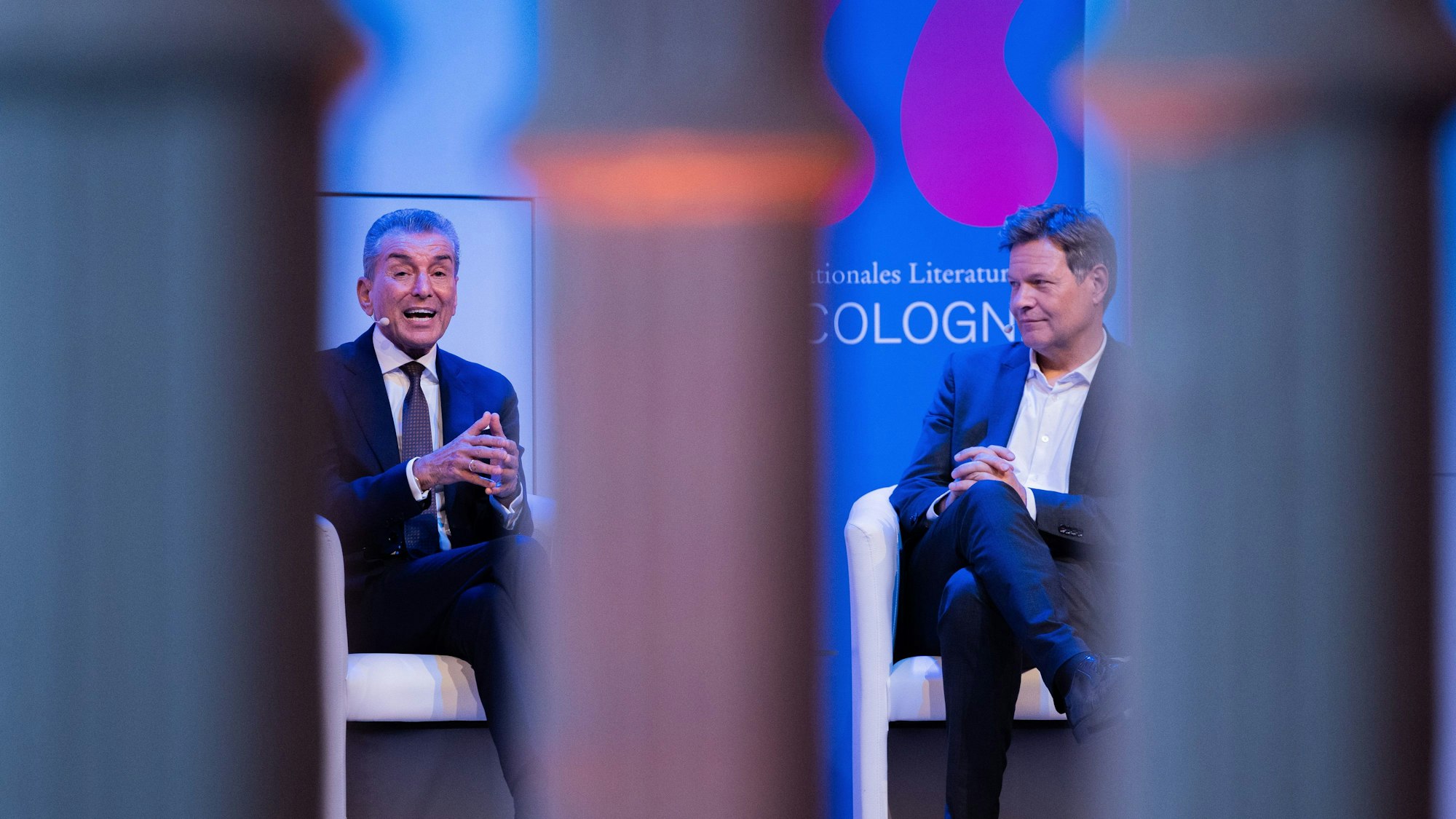 Köln: Michel Friedman (l) und Bundeswirtschaftsminister Robert Habeck (Bündnis 90/Die Grünen) sprechen beim Auftakt des Literaturfestival Lit.Cologne unter dem Titel "Wider den Judenhass· in der Flora.