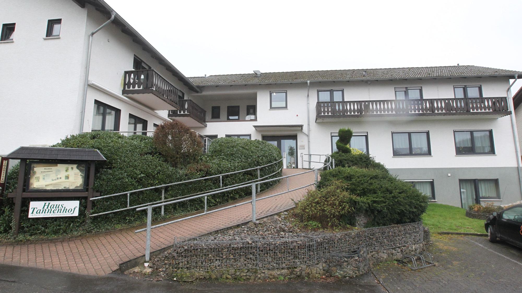 Das Bild zeigt die Vorderseite von Haus Tannenhof mit einer geschwungenen Rampe zum Eingang.