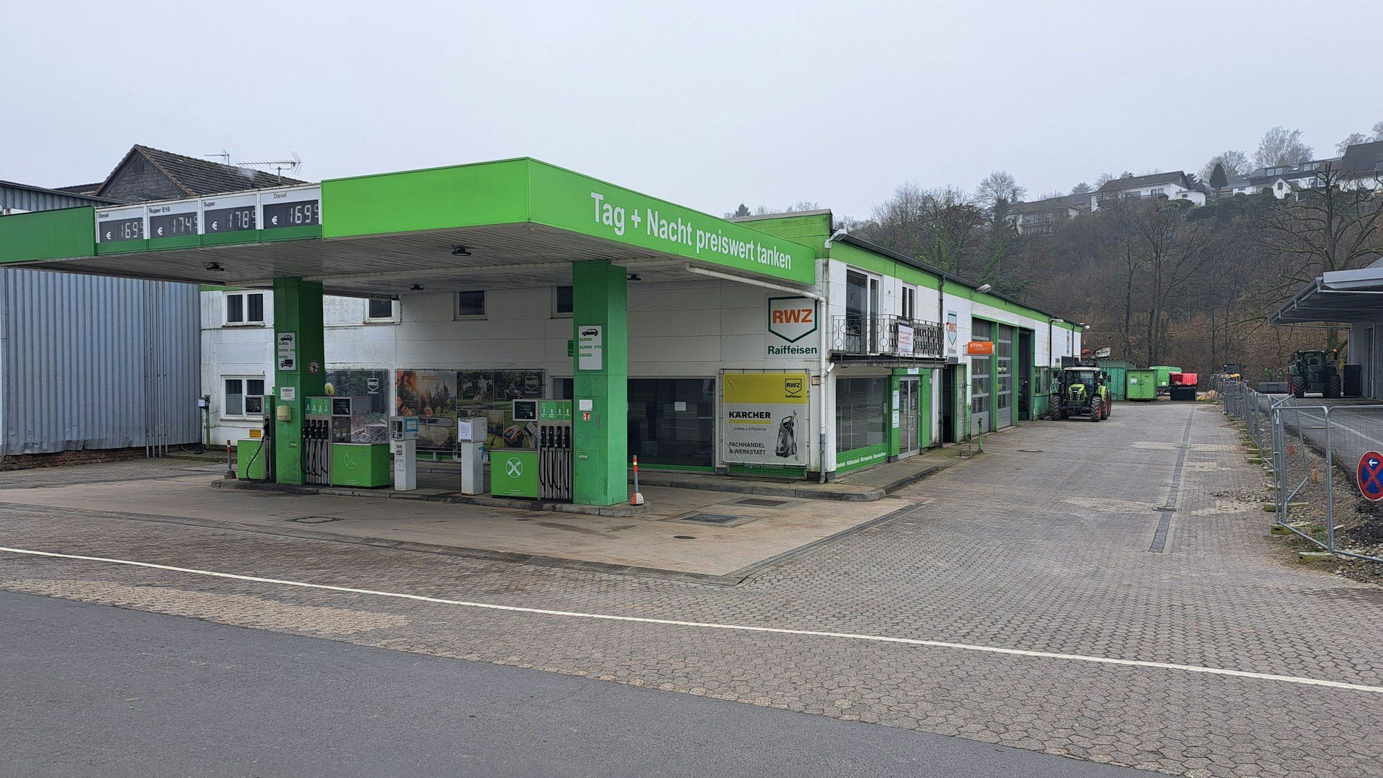 Die Tankstelle der Raiffeisen-Warengenossenschaft an der Bahnstraße in Wipperfürth.