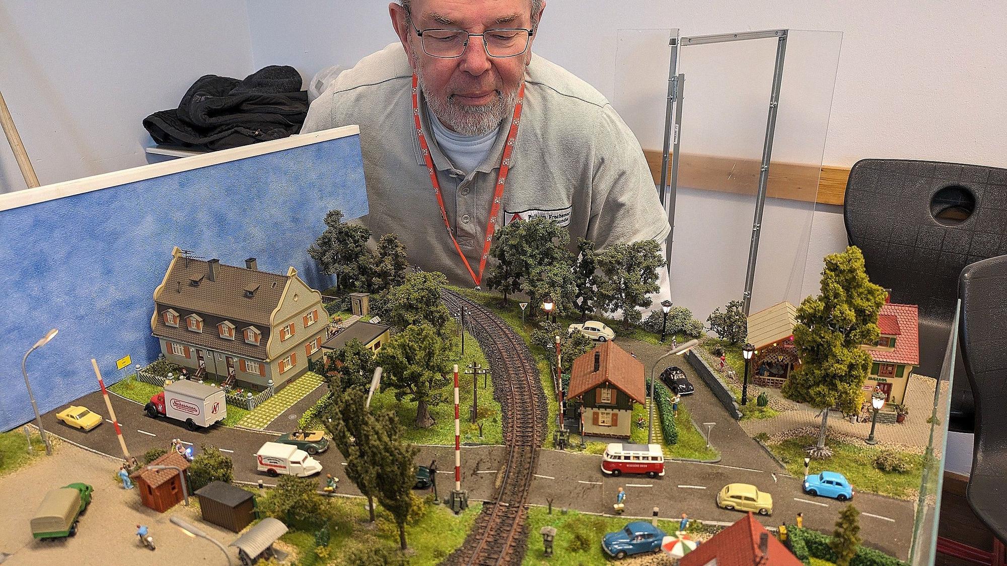 Hans-Wolfgang Mahrt präsentiert seine Märklin-Anlage.