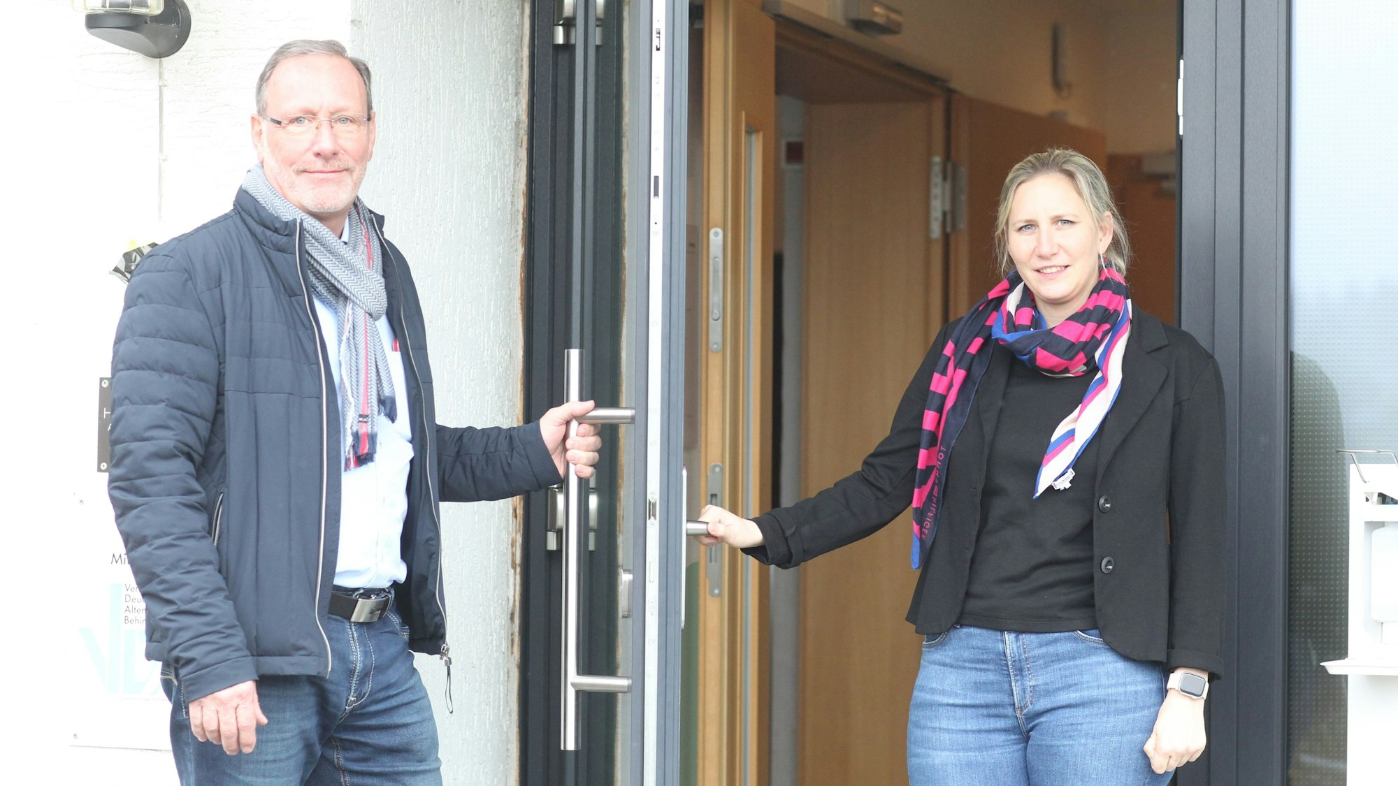 Der Inhaber des Alten- und Pflegeheims Haus Tannenhof und seine Tochter stehen an der Eingangstür.