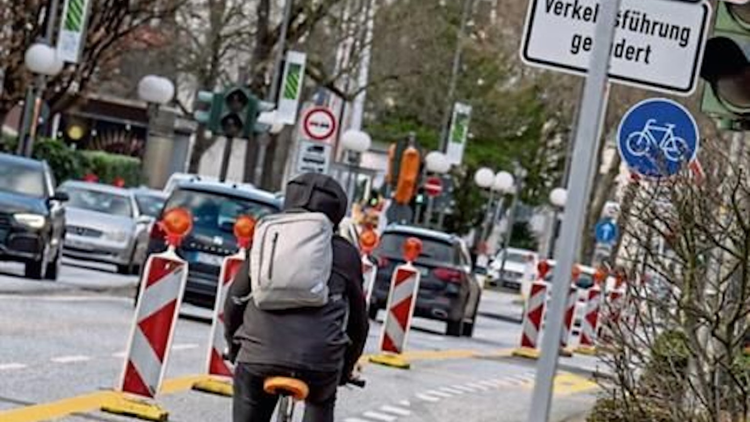 Auf der Adenauerallee stehen die Außenspuren nur noch Fahrradfahrern zur Verfügung.