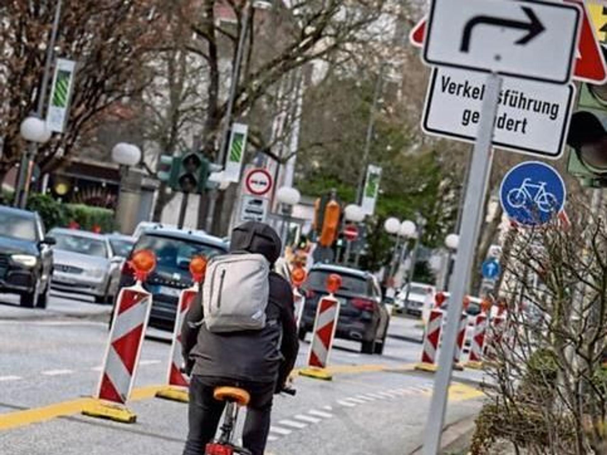 Auf der Adenauerallee stehen die Außenspuren nur noch Fahrradfahrern zur Verfügung.