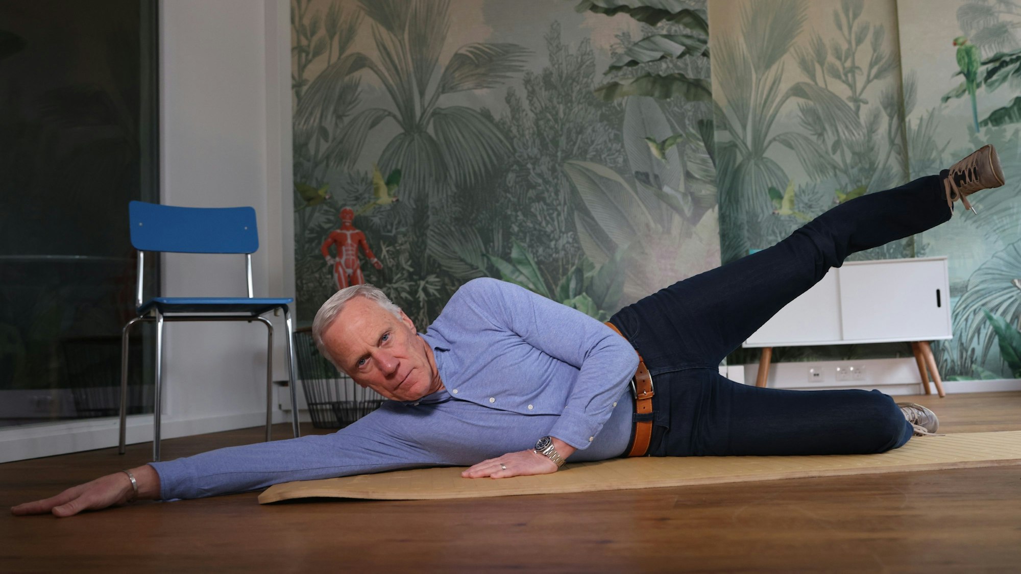 Ingo Froböse zeigt die Übung Seitliche Abduktion.