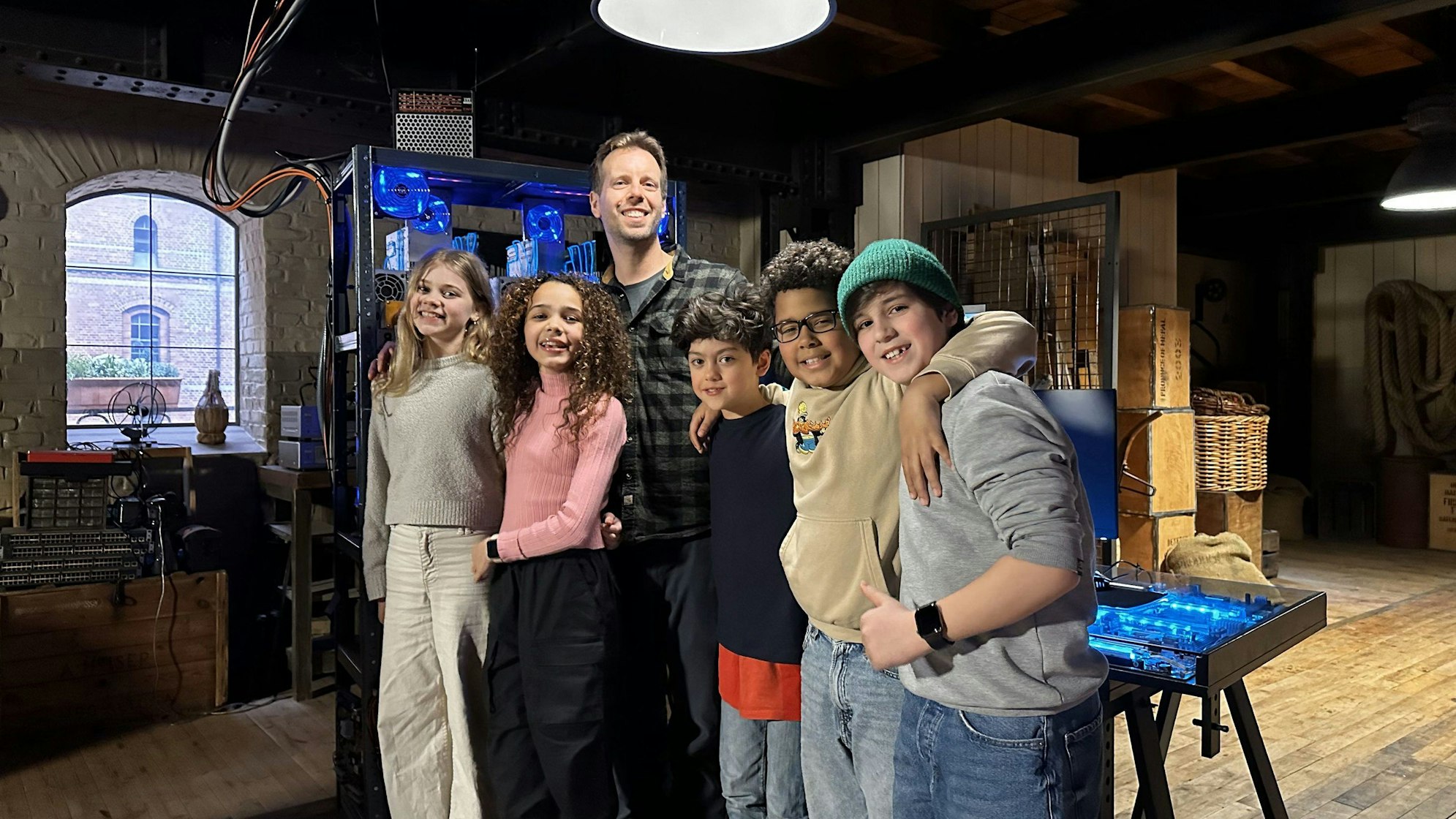 Die neuen „Pfefferkörner“, Malin (Ida), Taara (Josefine), Piet (Noah), Kofi (Mathieu) und Jules (Tibet) mit Regisseur Philipp Scholz (3.v.l).