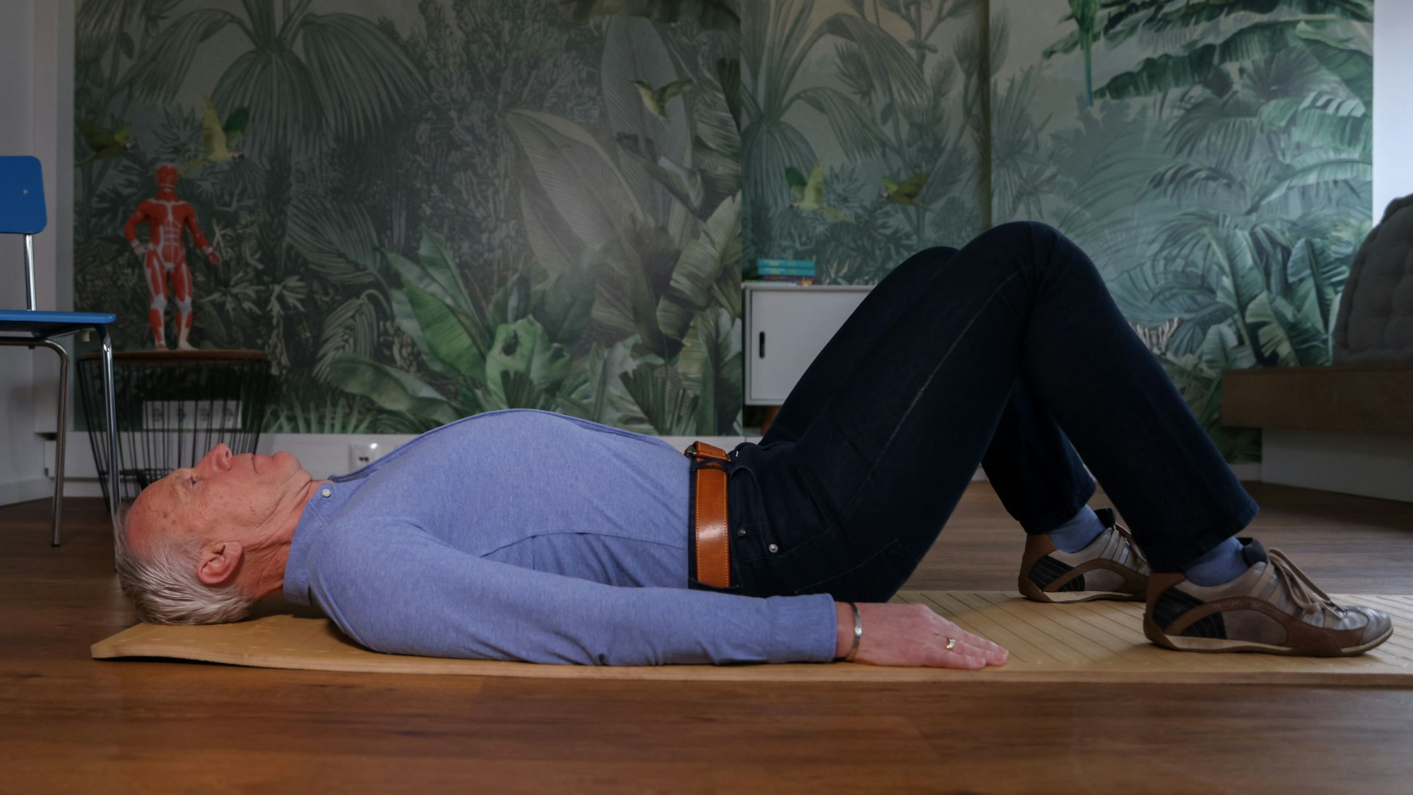 Ingo Froböse zeigt die Übung Gluteus Brücke.