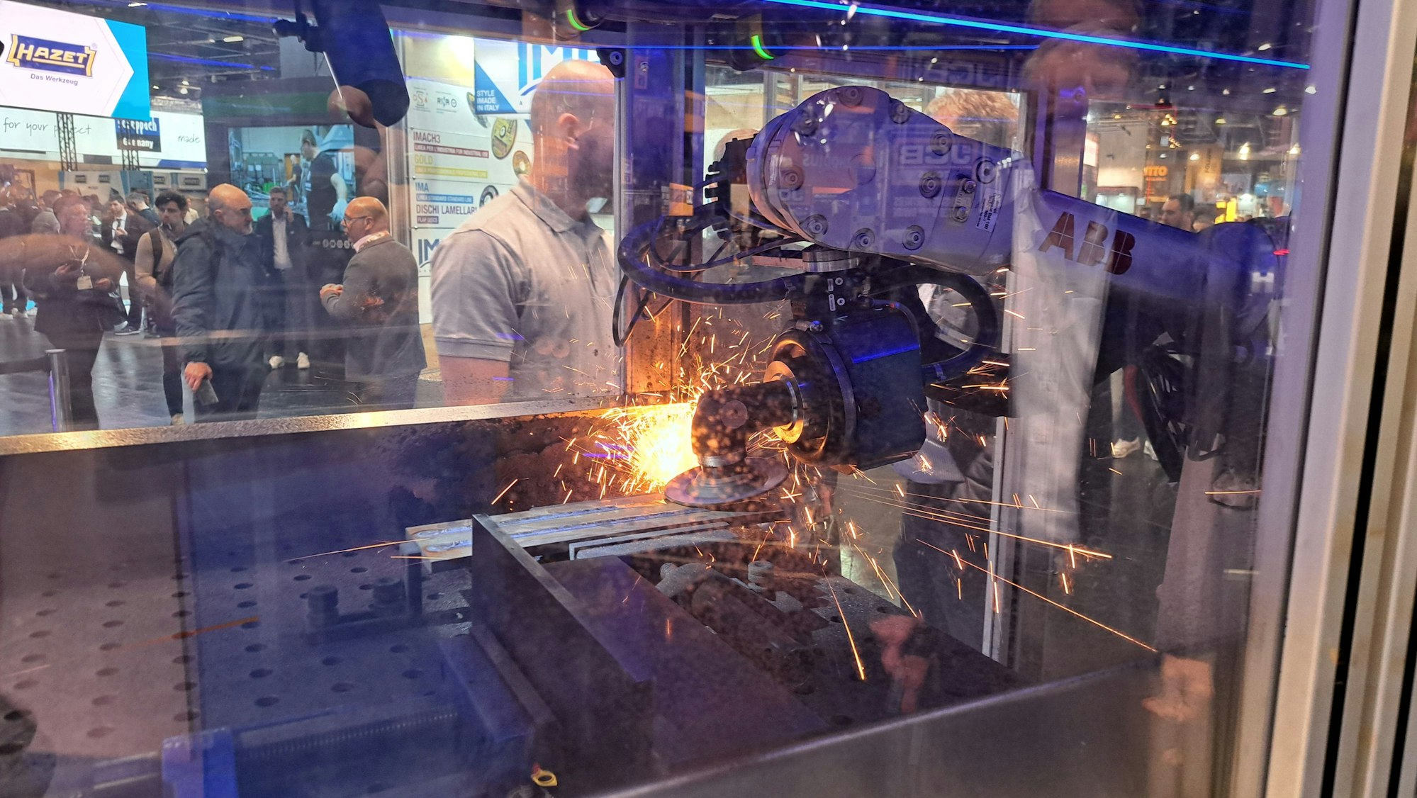 Das Foto zeigt einen Roboter mit einer Schleifscheibe.