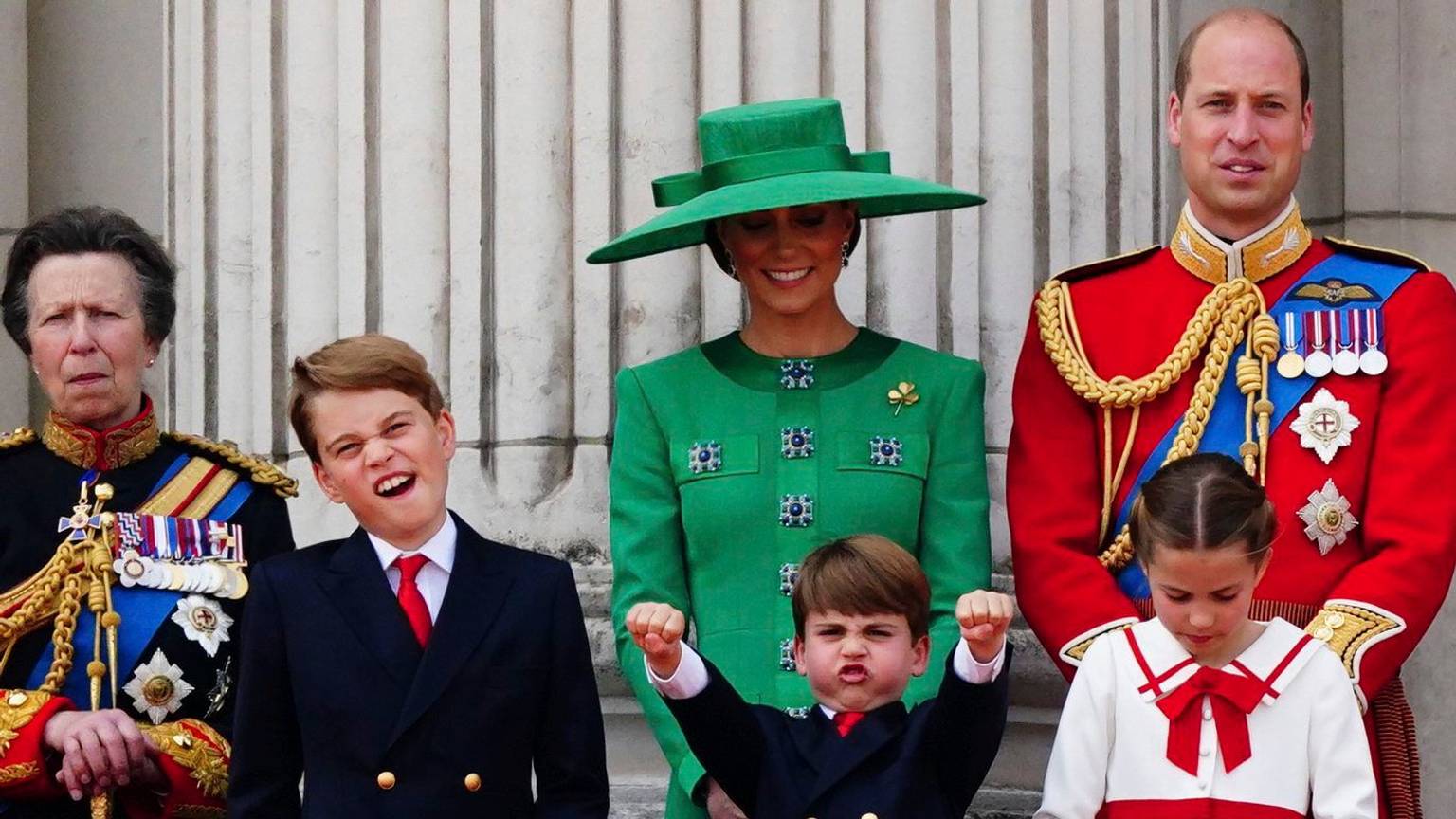 Prinz Louis ist auch bei öffentlichen Auftritten für seine Späße bekannt.