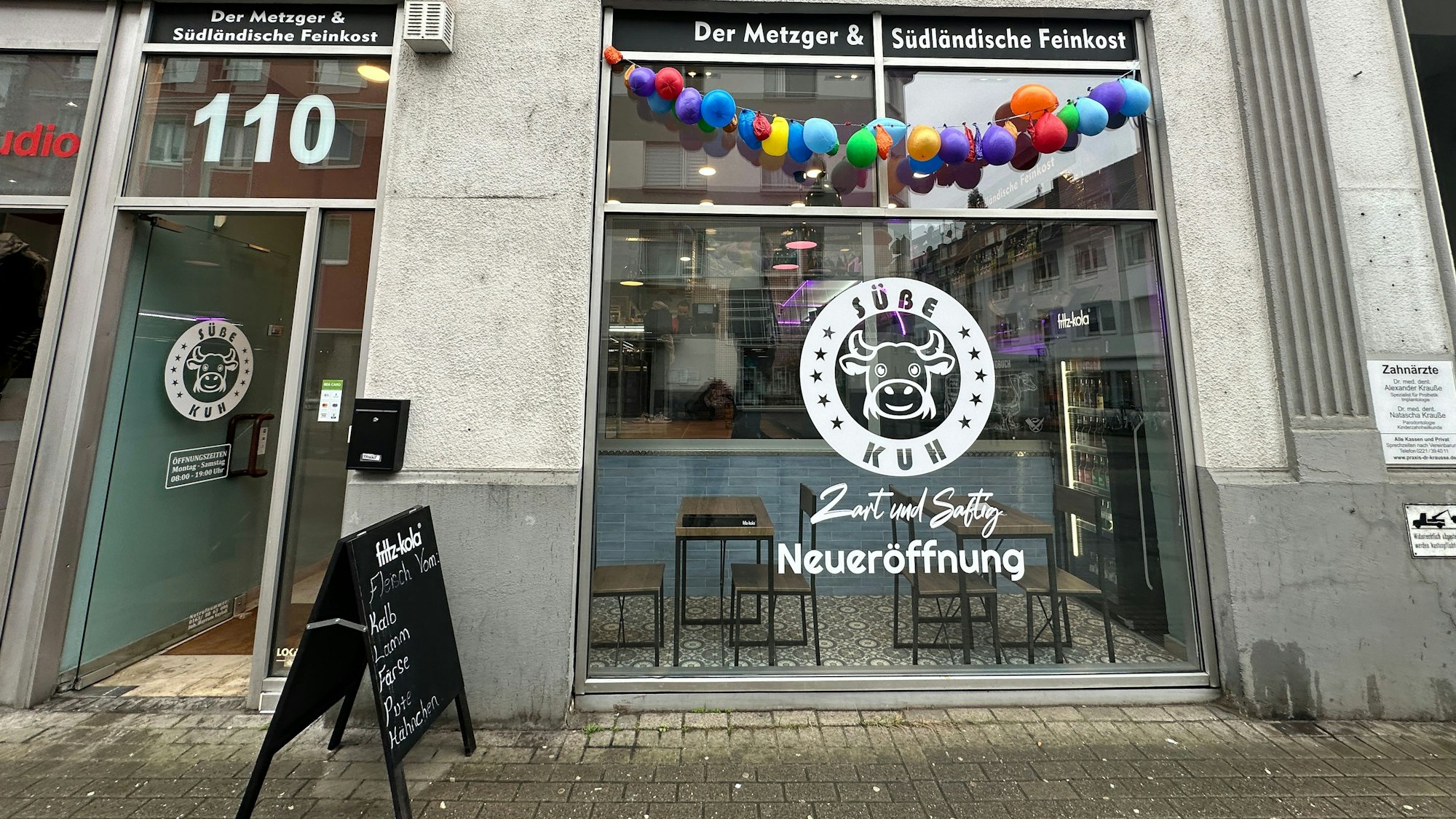 Blick auf die Front eines Ladenlokals mit Kuhkopf auf der Glasscheibe