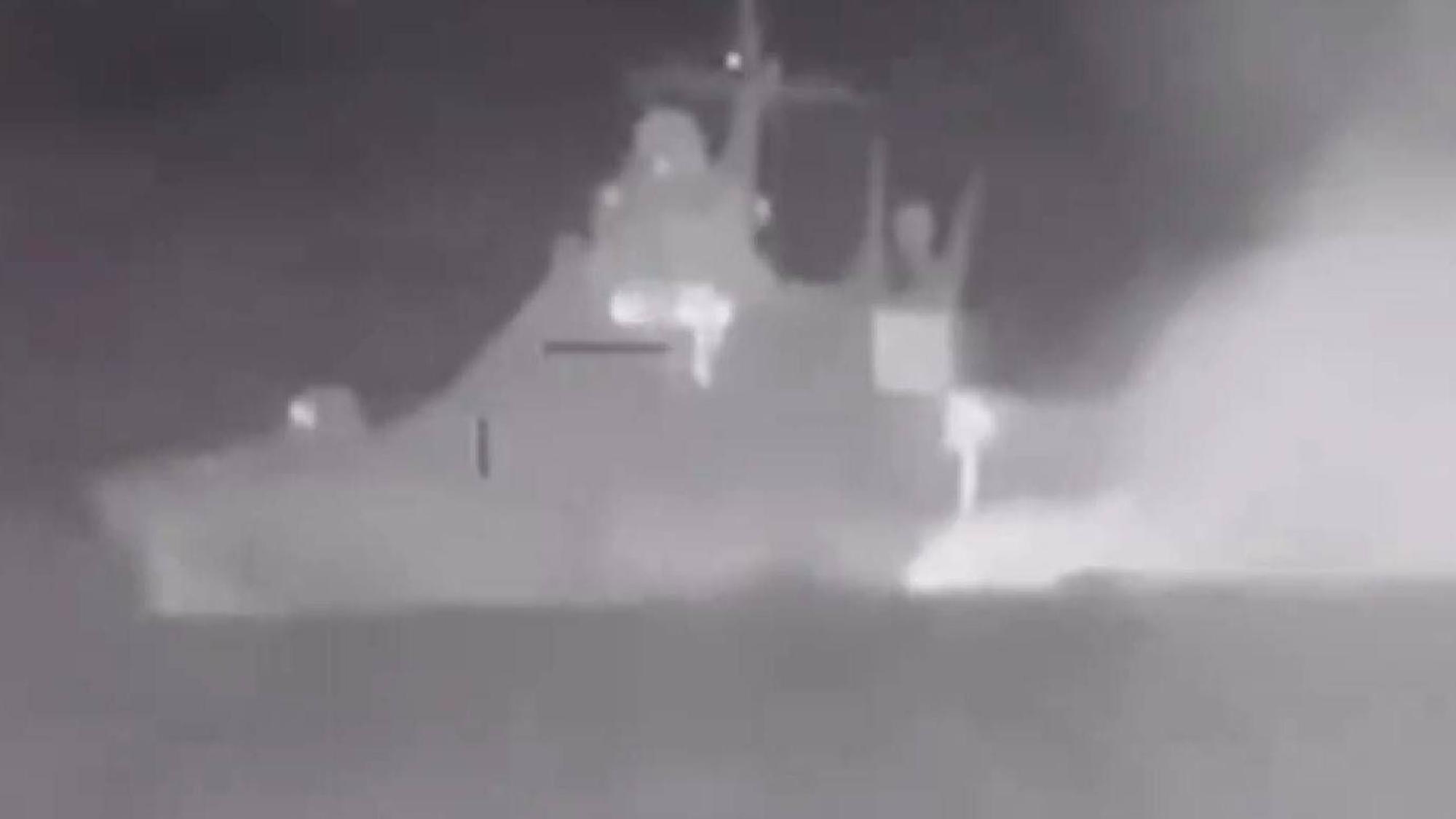 Die ukrainischen Streitkräfte haben das russische Kriegsschiff „Sergei Kotow“ nach eigenen Angaben in der Nacht auf Dienstag versenkt, die Aufnahme soll das Schiff zeigen.