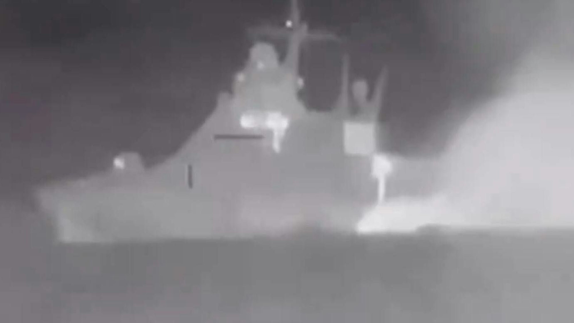 Die ukrainischen Streitkräfte haben das russische Kriegsschiff „Sergei Kotow“ nach eigenen Angaben in der Nacht auf Dienstag versenkt, die Aufnahme soll das Schiff zeigen.