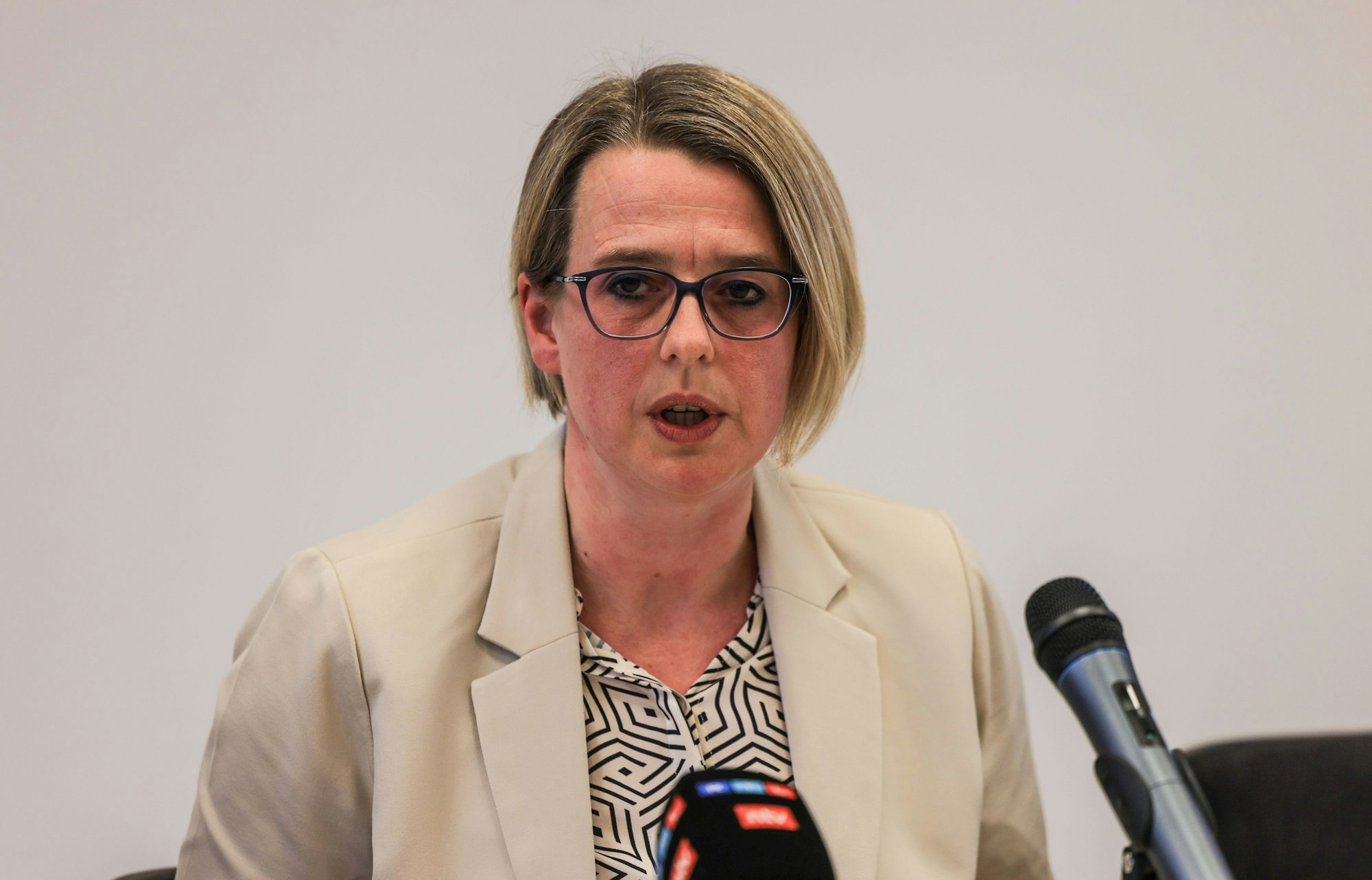 Nicole Reschke (SPD), Bürgermeisterin, spricht auf einer Pressekonferenz der Stadt.