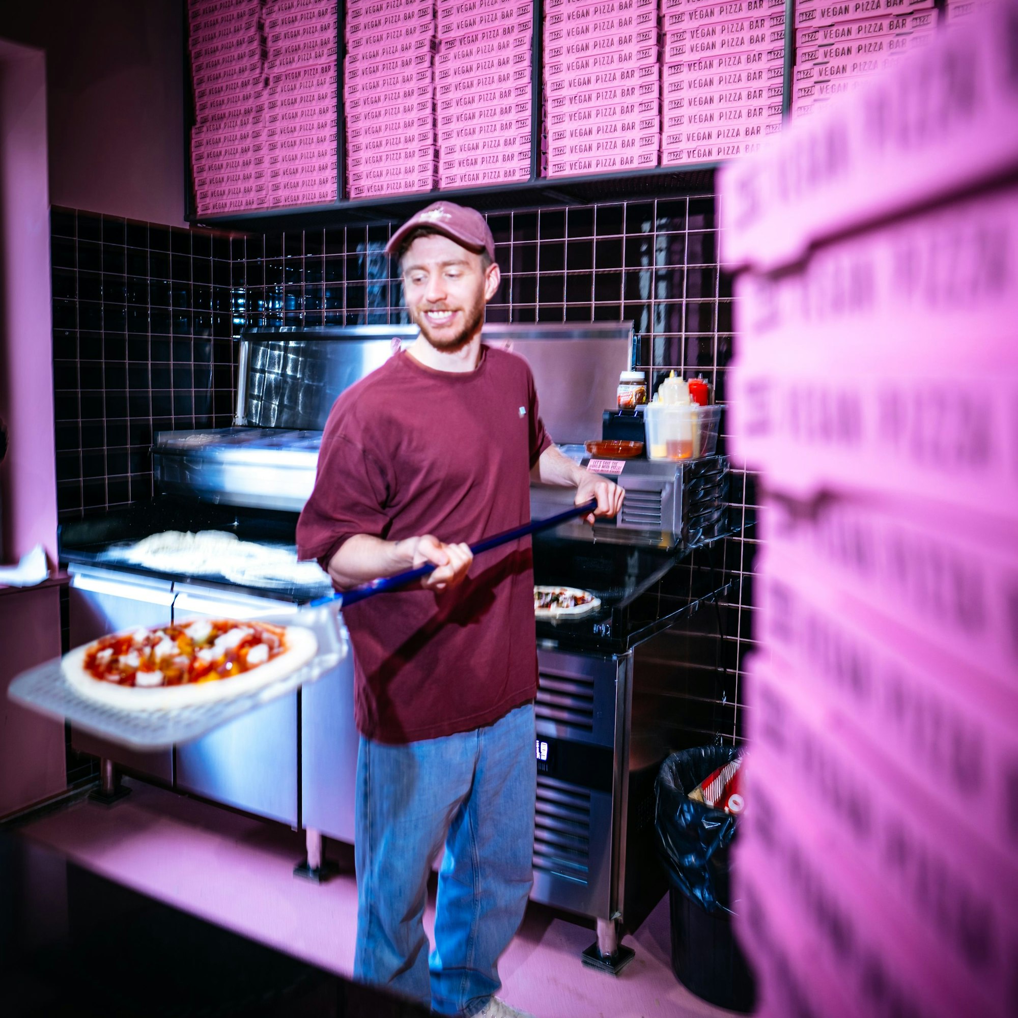 Mitchell Weiser am Razzo-Ofen.