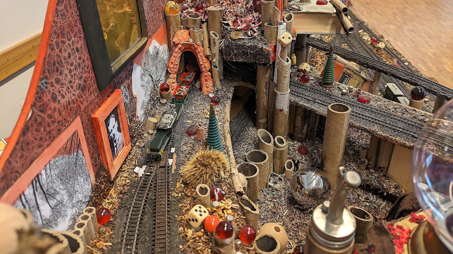 Ganz schön schräg: Die Fantasie-Modelleisenbahn von Fred Knäbel hat Gebissabdrücke als Tunnelportal.