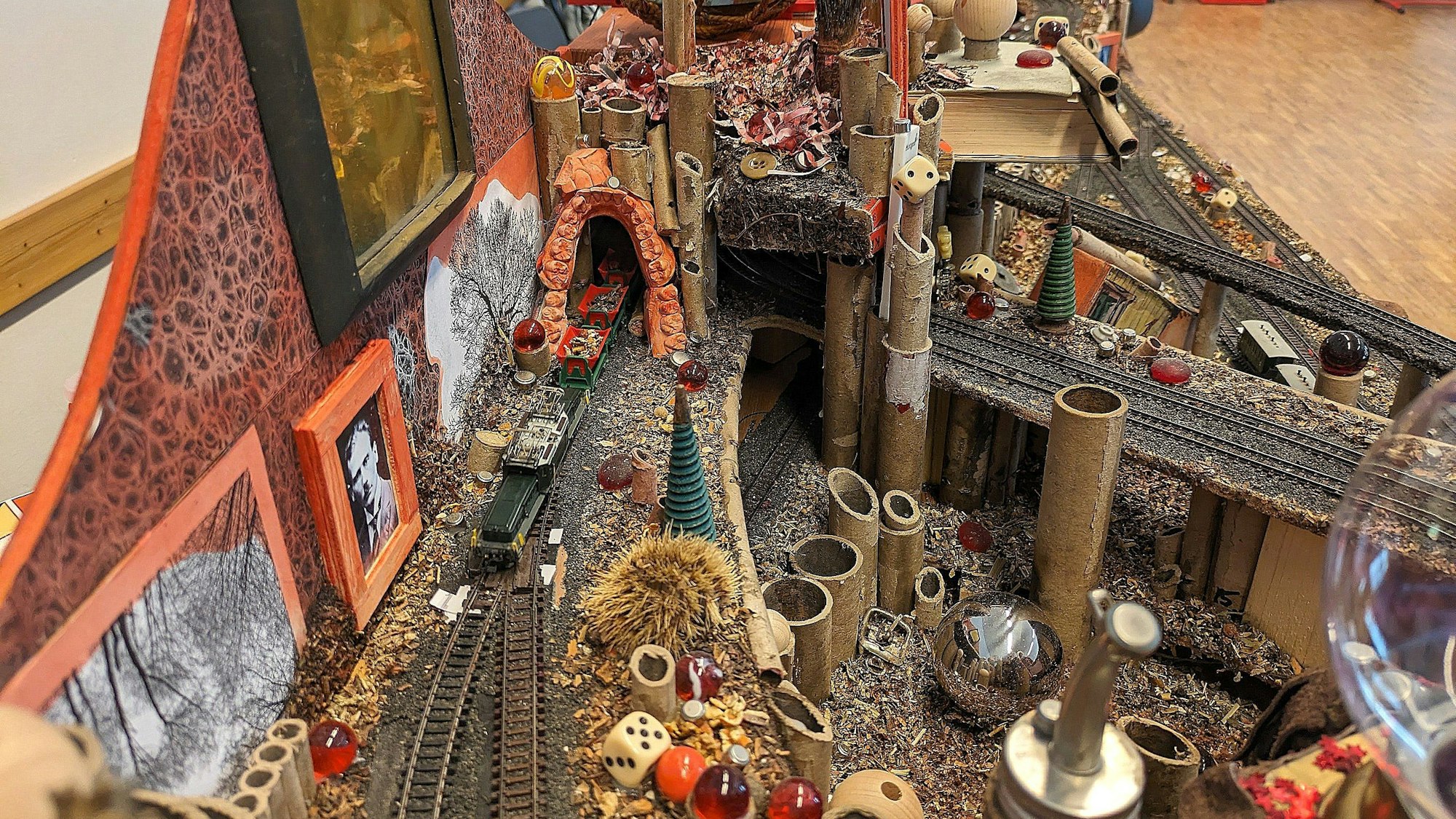 Ganz schön schräg: Die Fantasie-Modelleisenbahn von Fred Knäbel hat Gebissabdrücke als Tunnelportal.