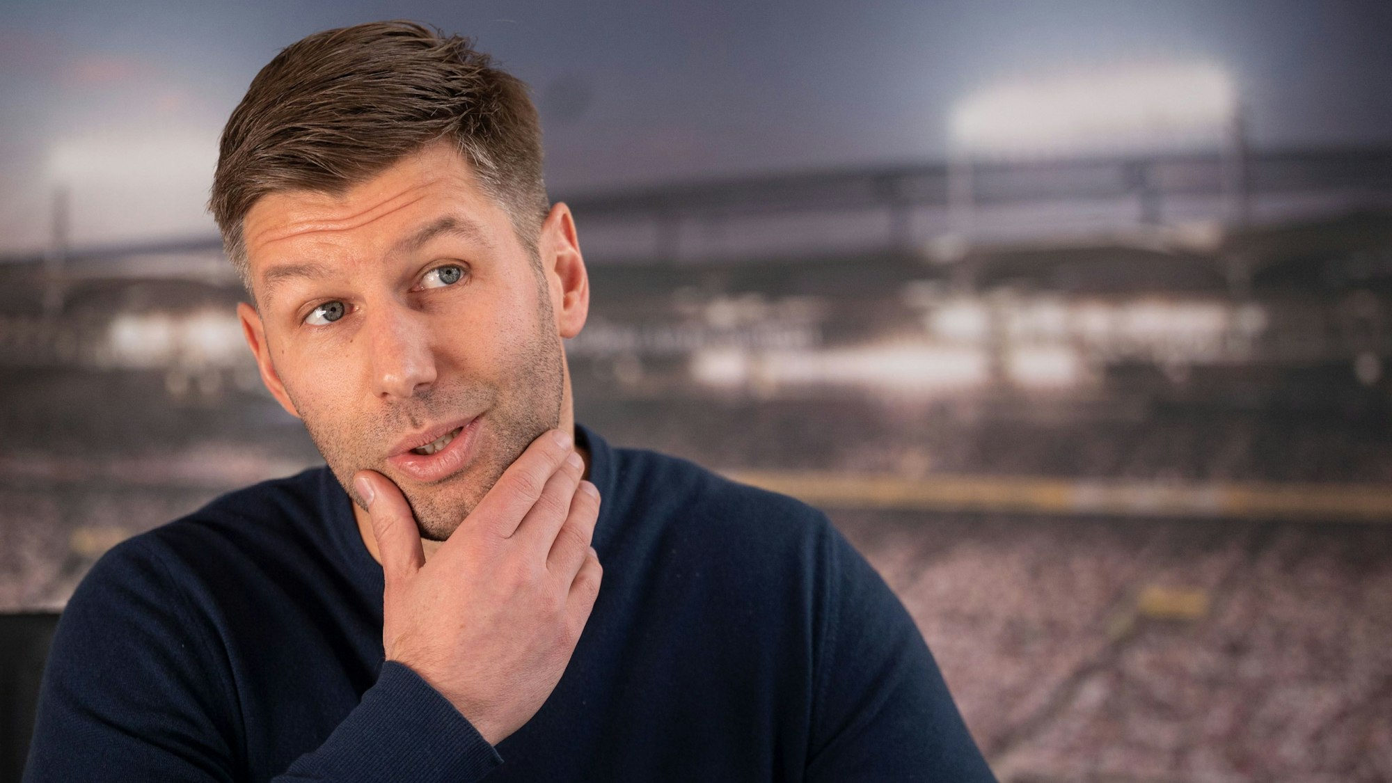 Thomas Hitzlsperger, damaliger Vorstandsvorsitzender der VfB Stuttgart 1893 AG, nimmt an einem Gespräch der Deutschen Presse-Agentur (dpa) in einem Raum des Clubzentrums des Bundesligisten teil. Thomas Hitzlsperger hat sich vor fast zehn Jahren für ein Coming-out entschieden. (zu dpa: «Hitzlsperger lobt Entwicklung: Clubs «bekennen sich zu Diversität»») +++ dpa-Bildfunk +++