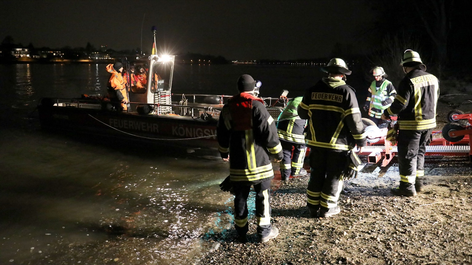 Die Löscheinheit Niederdollendorf der Freiwillgen Feuerwehr Königswinter war bei der Rettung einer Frau im Rhein im Einsatz.