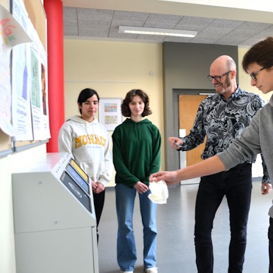 So geht's: Direktor Frank Bohlscheid führt am Hollenberg-Gymnasium in Waldbröl an den neuen Stationen das Trennen von Abfall vor.