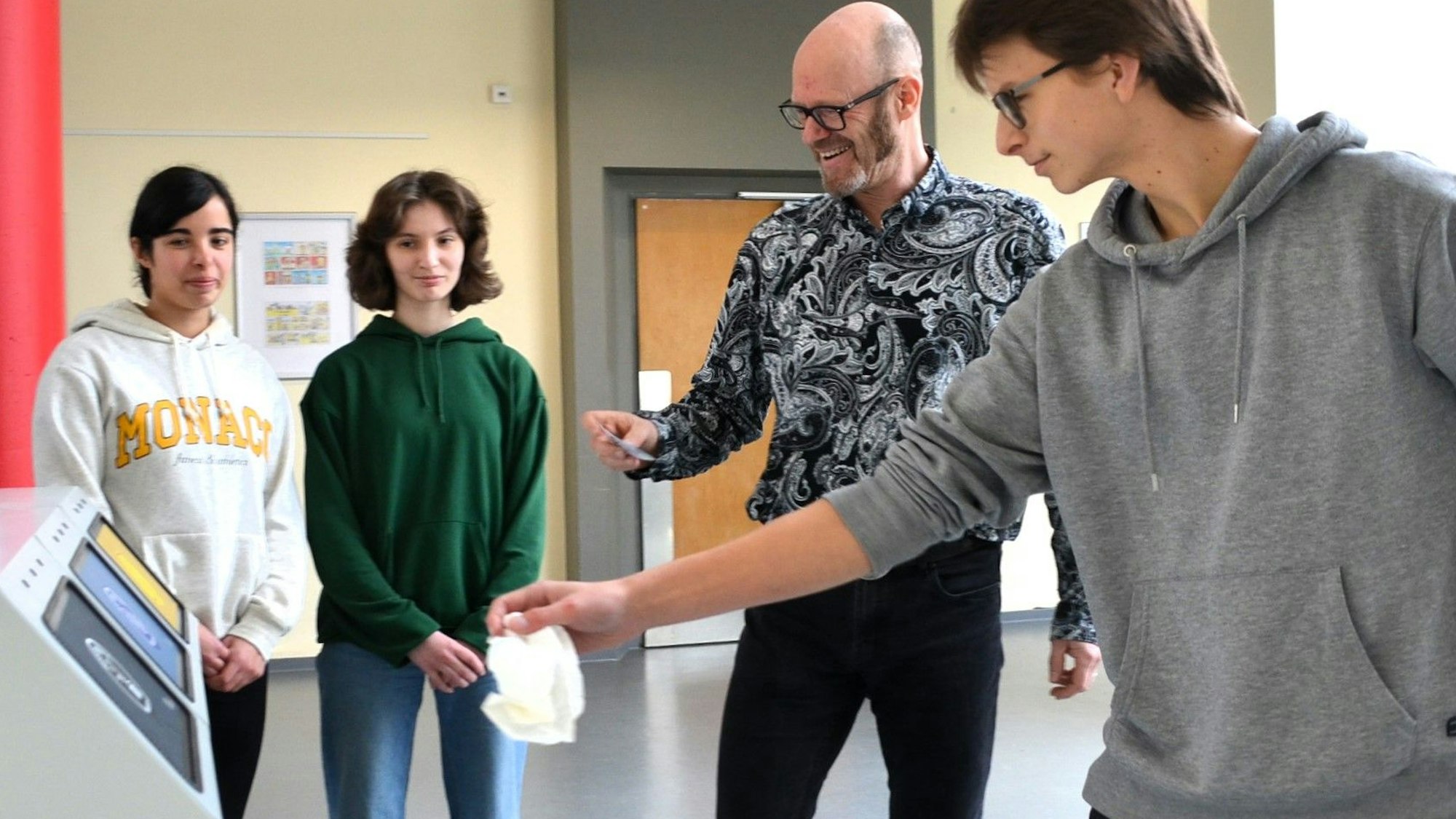 So geht's: Direktor Frank Bohlscheid führt am Hollenberg-Gymnasium in Waldbröl an den neuen Stationen das Trennen von Abfall vor.