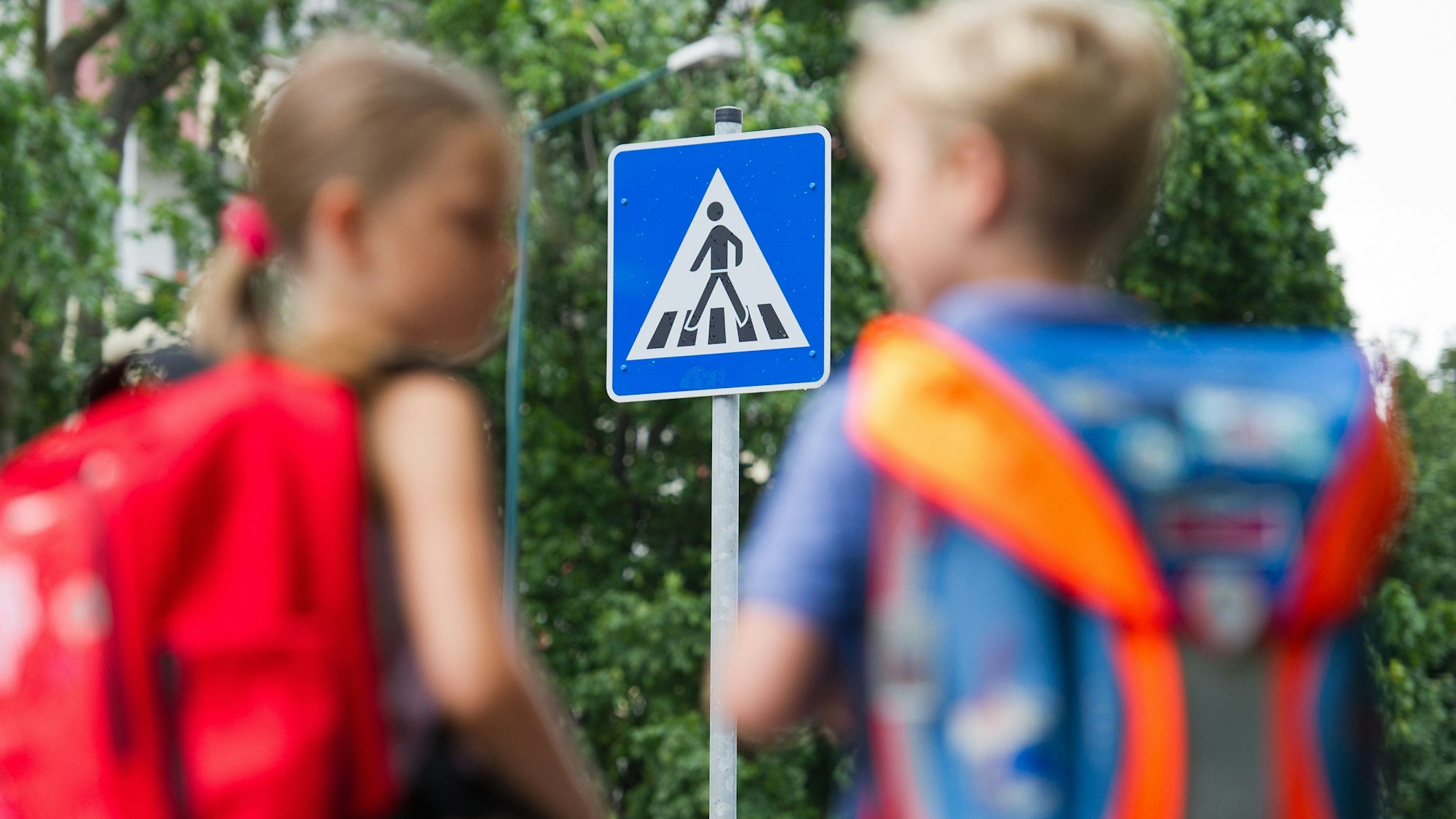 Eltern sollten den Schulweg mit dem Kind zusammen üben bevor es seinen ersten Schultag hat