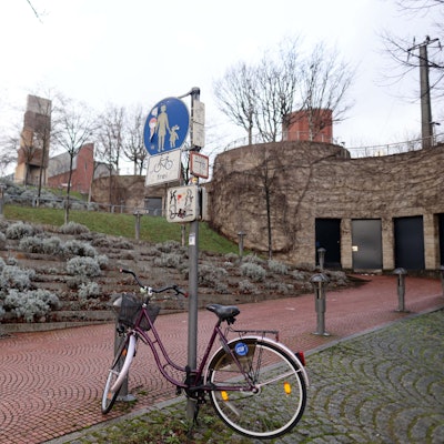 Die vorhandene Rampe für Fußgänger und Radfahrer an der Hohenzollernbrücke