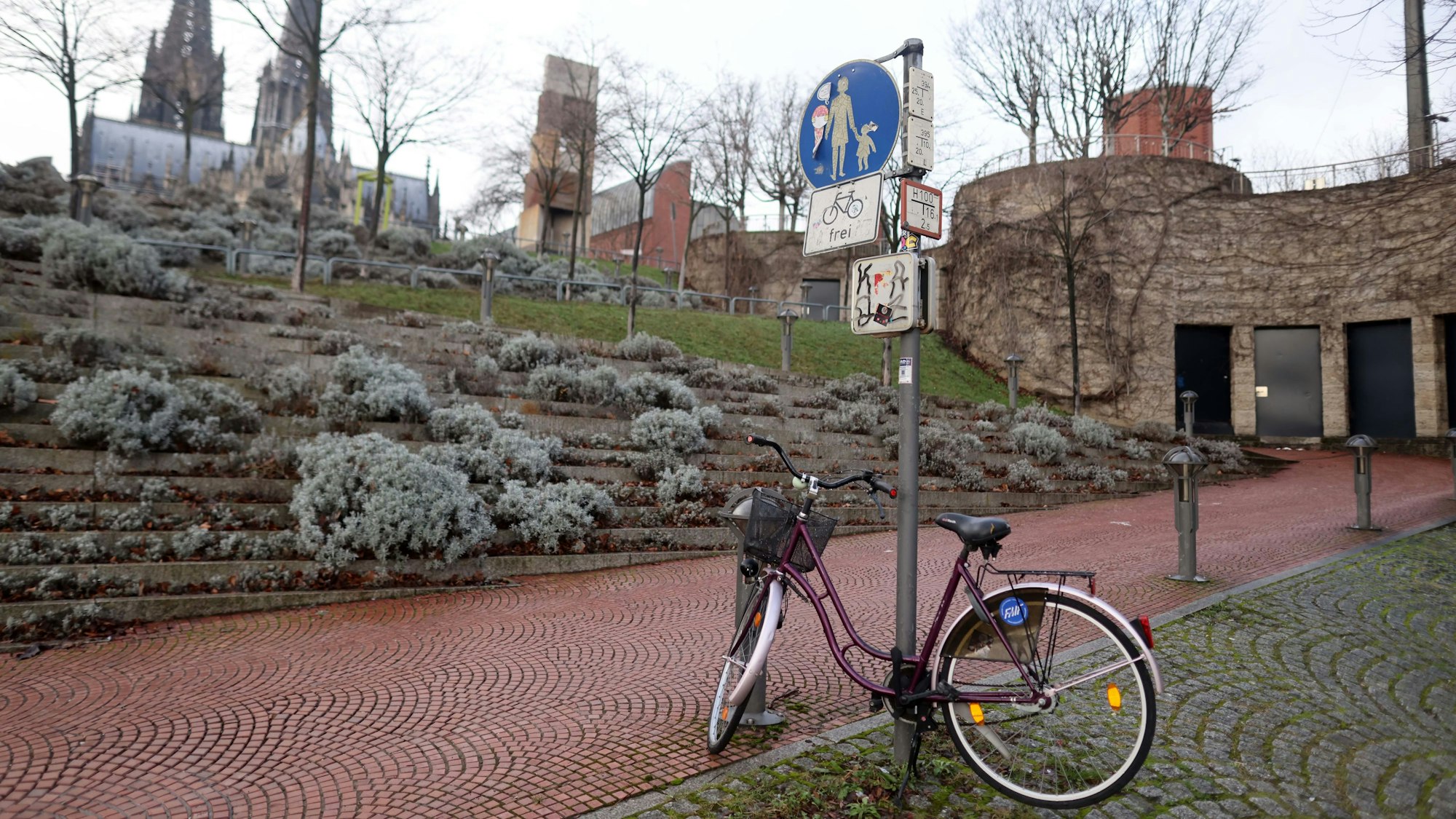 Die vorhandene Rampe für Fußgänger und Radfahrer an der Hohenzollernbrücke