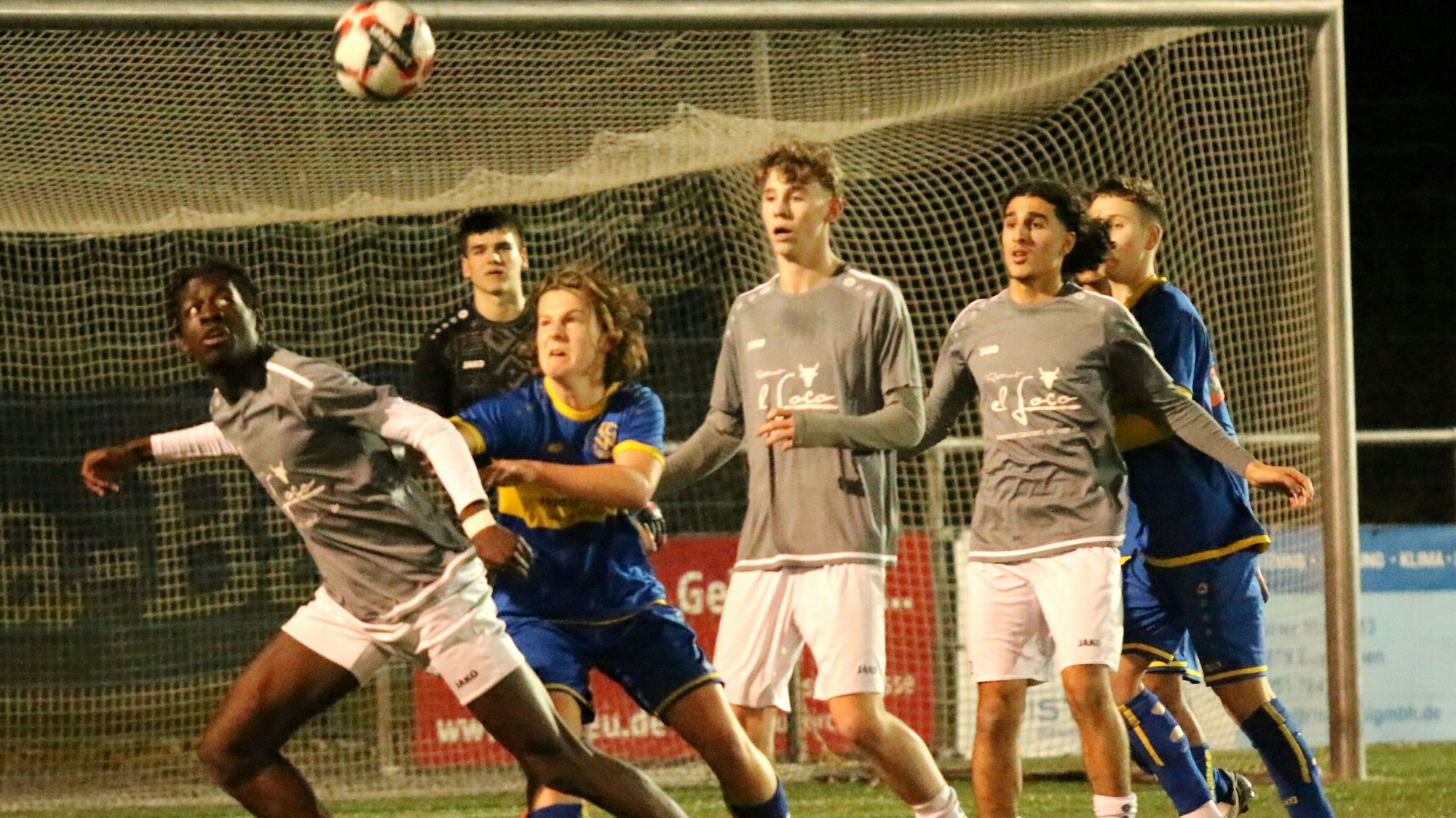 Die Spieler der JSG Erft 01 erwarten einen Eckball.