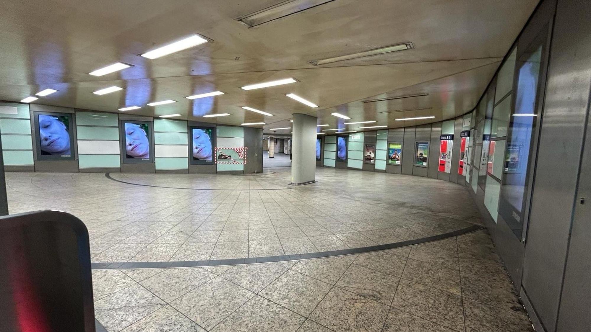 Gähnende Leere an der Haltestelle am Kölner Dom