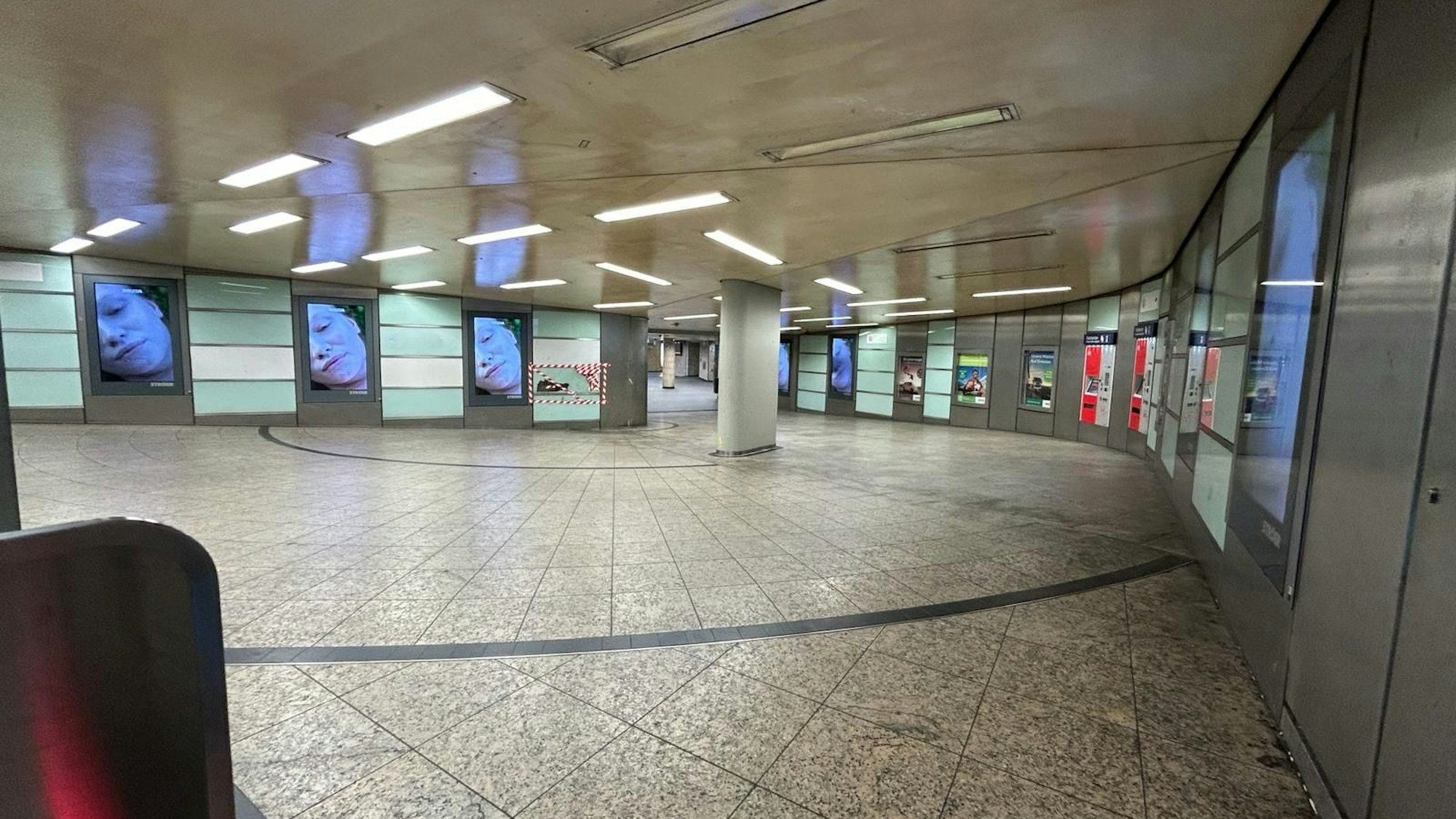 Gähnende Leere an der Haltestelle am Kölner Dom