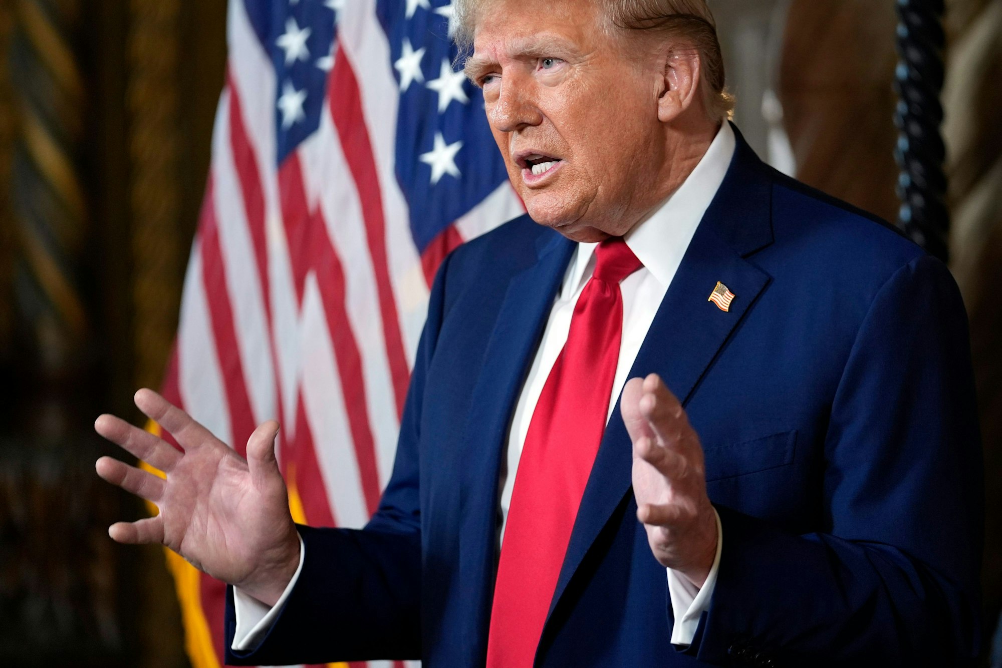 Donald Trump, ehemaliger US-Präsident und Bewerber um die Präsidentschaftskandidatur der Republikaner, spricht in seinem Anwesen Mar-a-Lago.