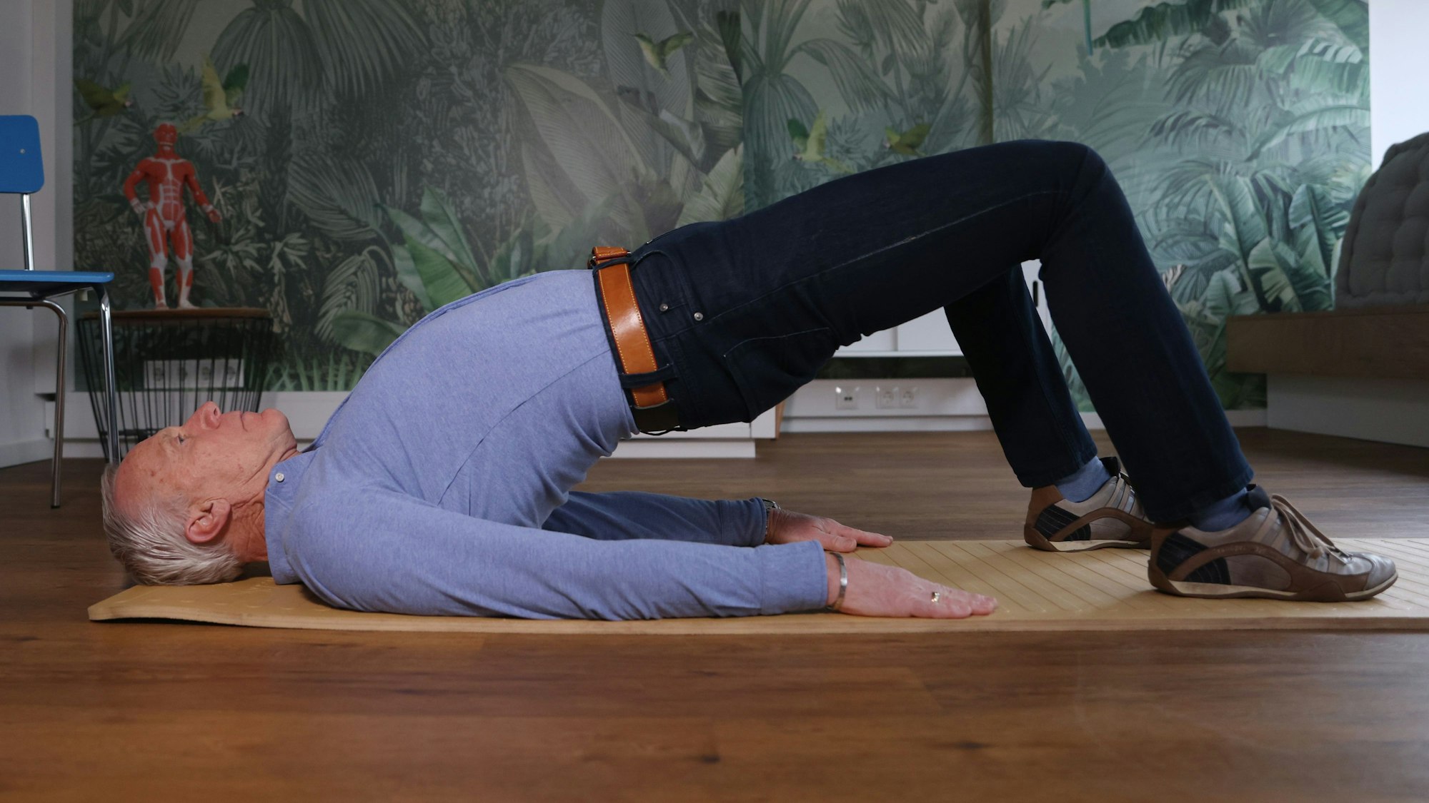 Ingo Froböse zeigt die Übung Gluteus Brücke.