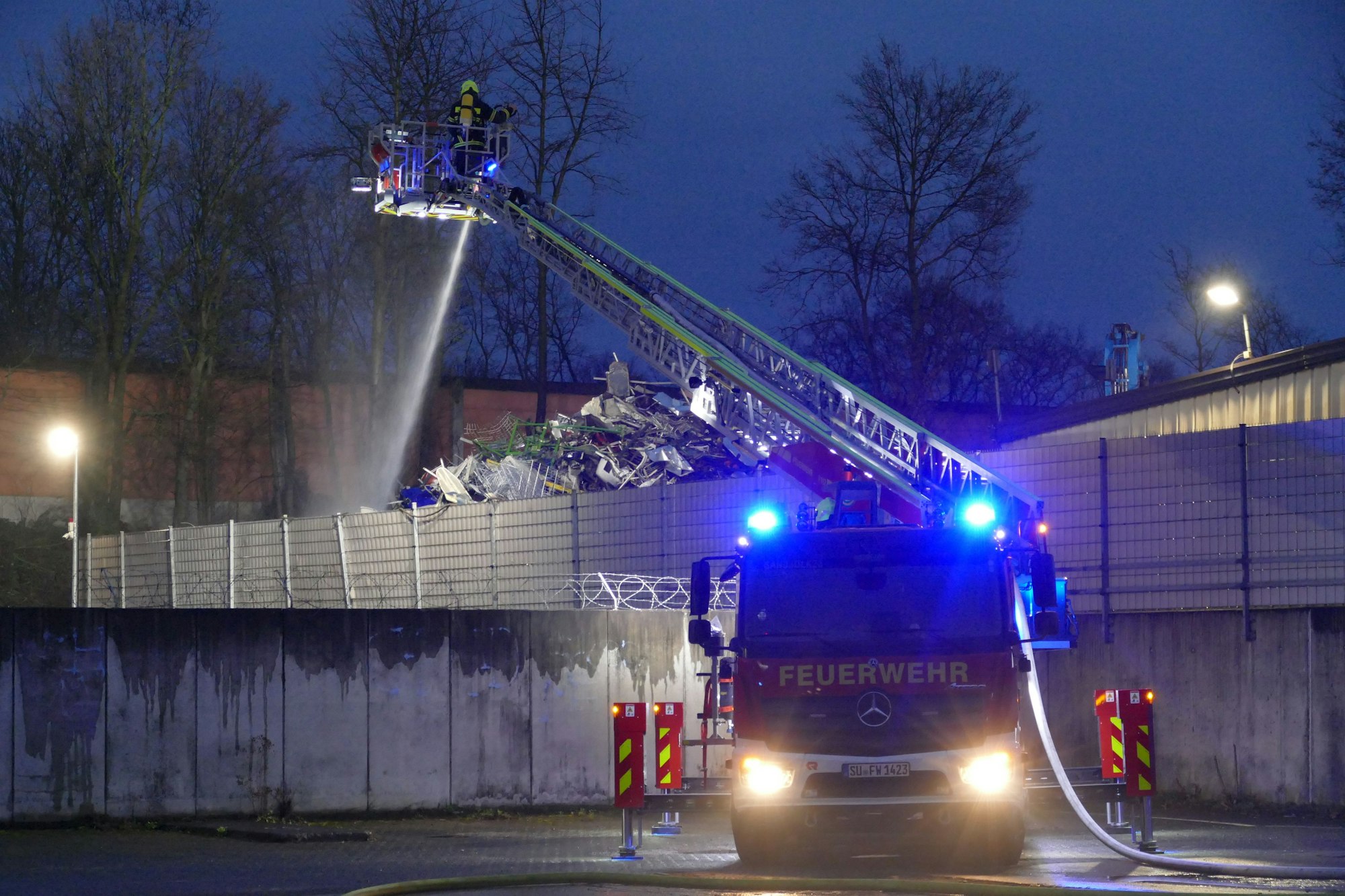 Eine Drehleiter der Feuerwehr ist im Einsatz.