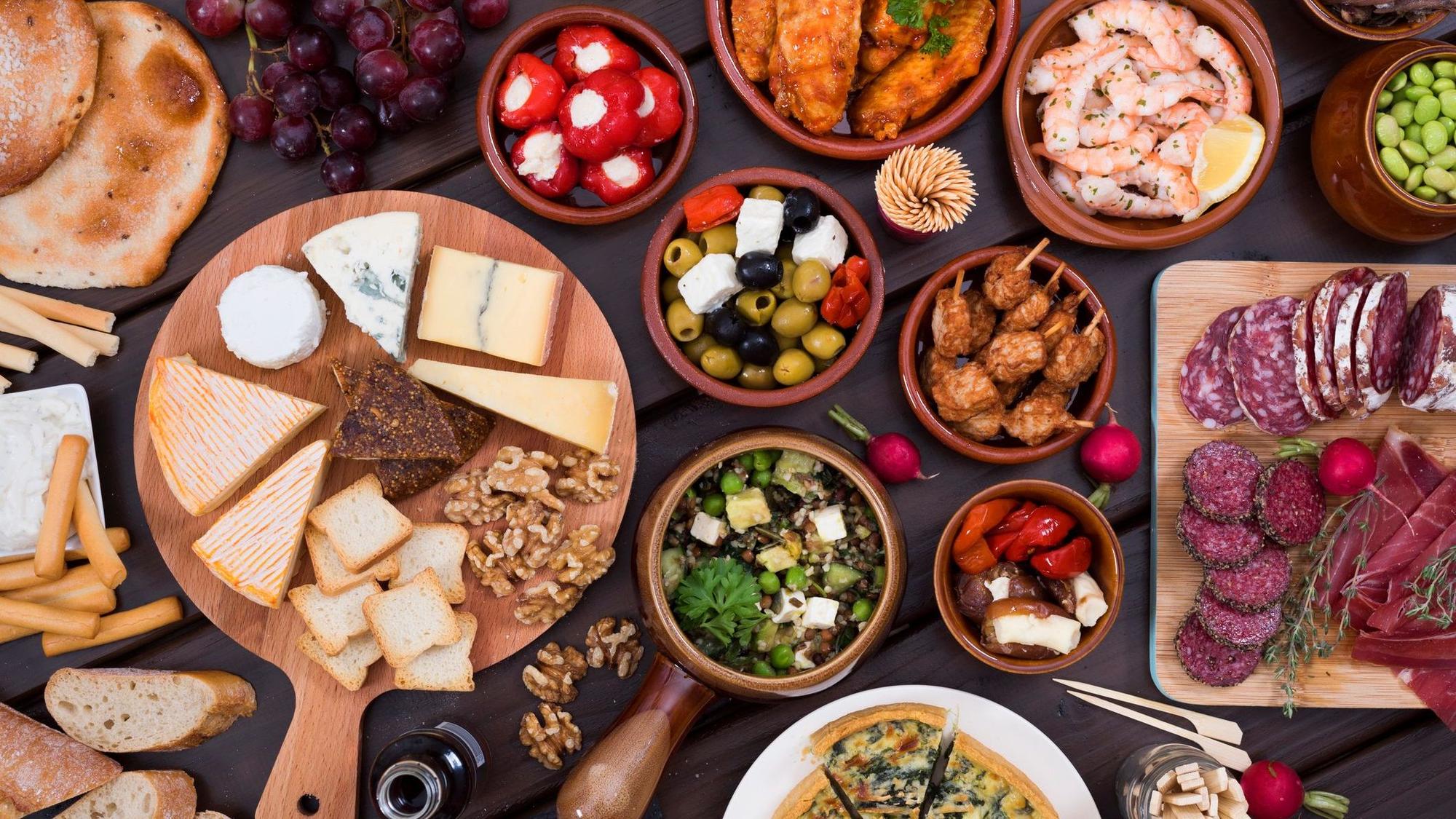 Bunte Tapas in vielen Schälchen auf einem Tisch