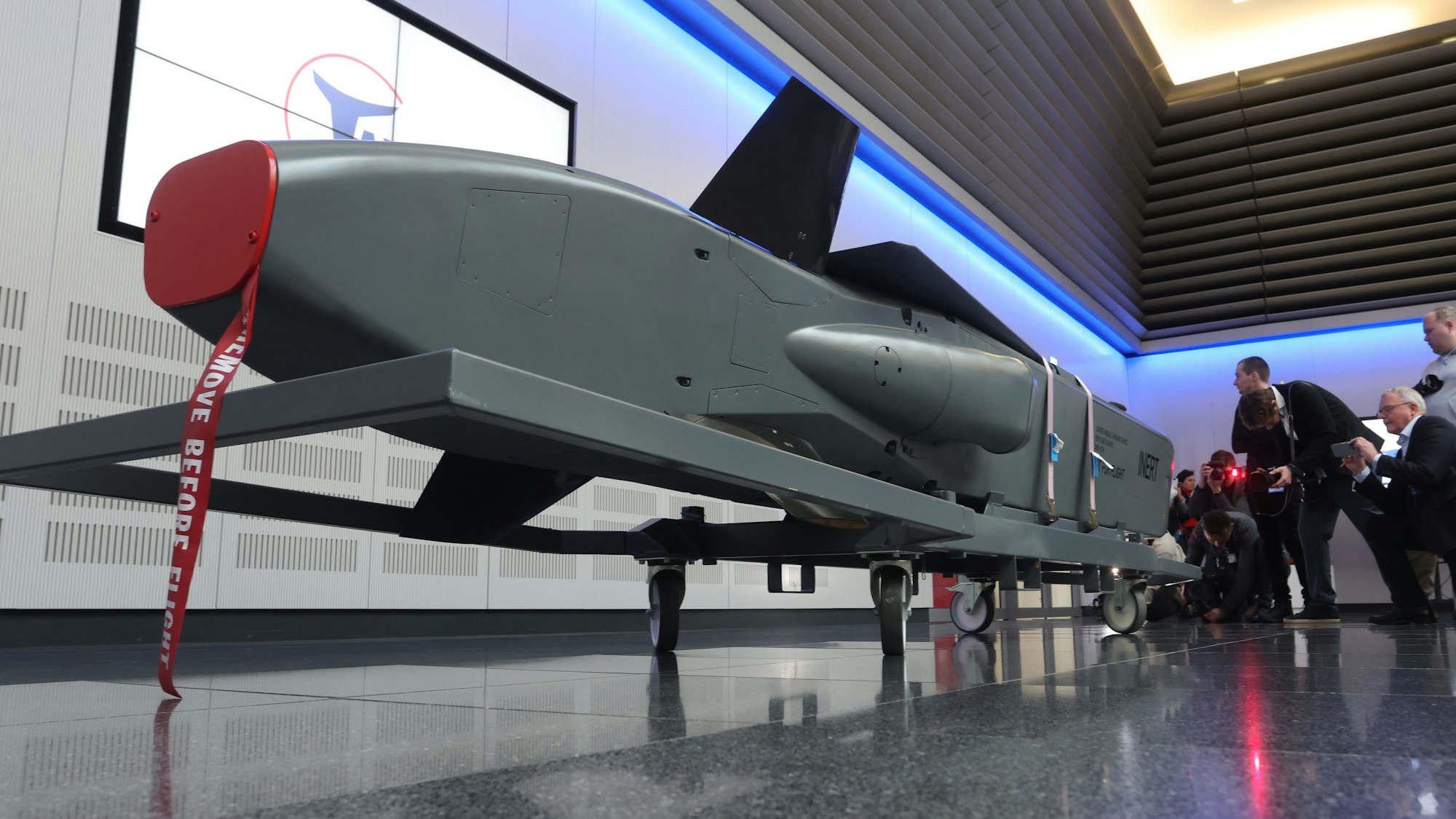 Bayern, Schrobenhausen: Ein Ausstellungsstück eines Taurus KEPD 350 Marschflugkörpers ist im Showroom des Rüstungsunternehmens MBDA ausgestellt.