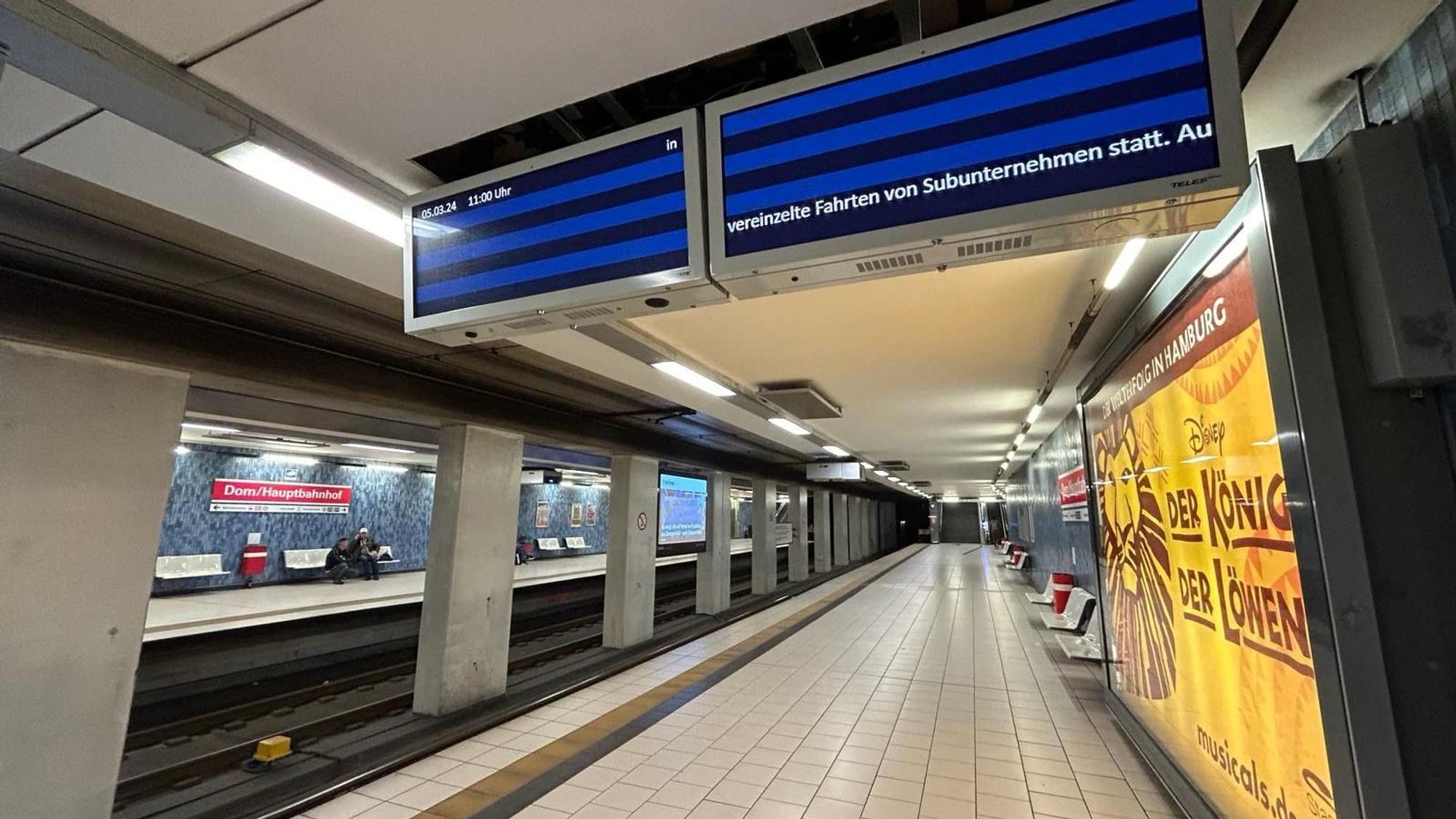 Die U-Bahn-Haltestelle ist leer. Auf den Anzeigentafeln werden keine Bahnen angezeigt.