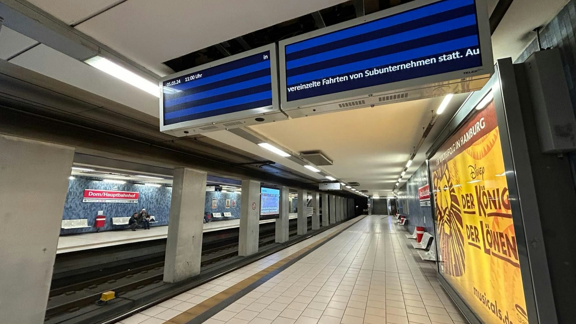 Die U-Bahn-Haltestelle ist leer. Auf den Anzeigentafeln werden keine Bahnen angezeigt.