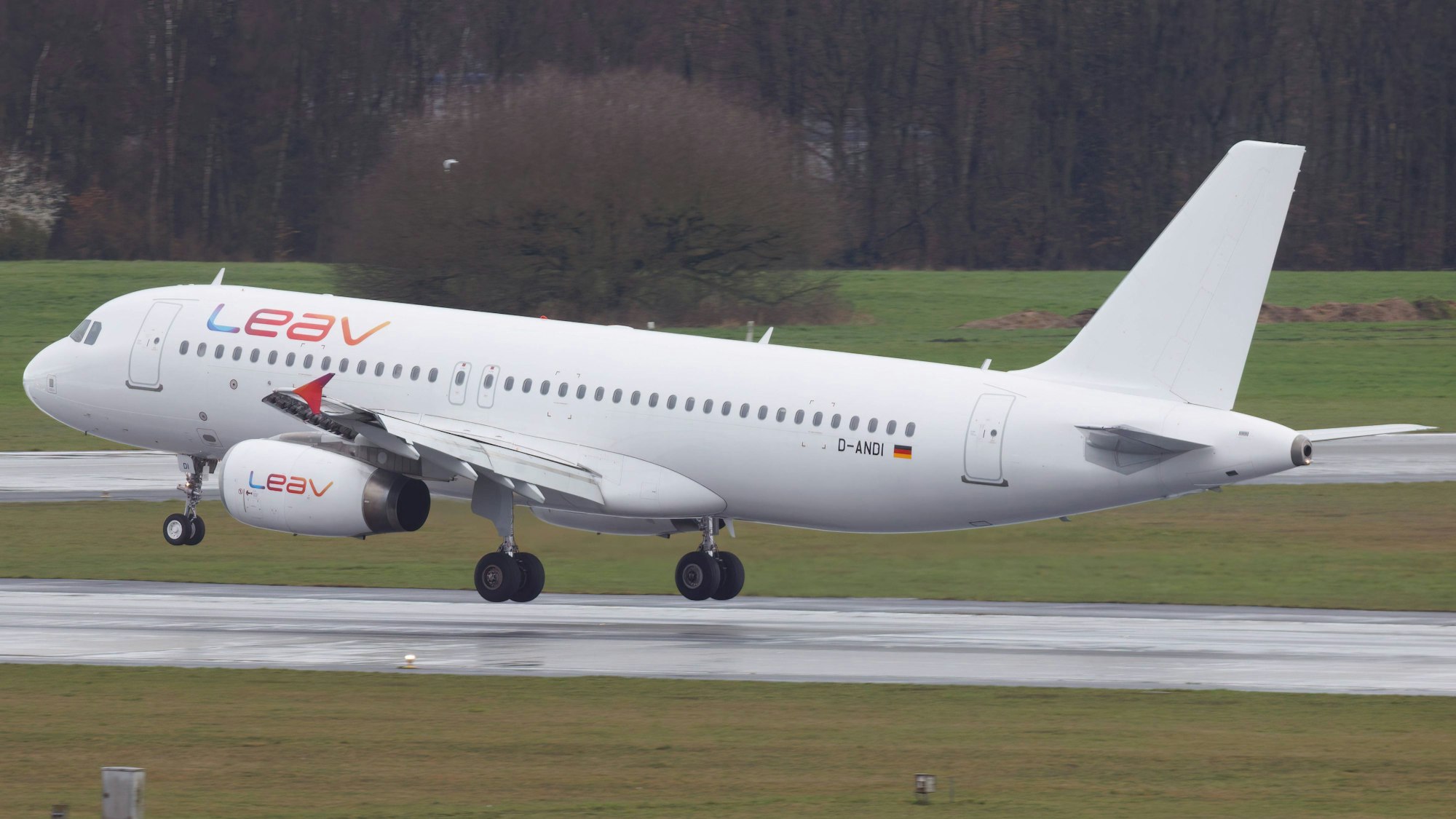 Ein Airbus A320 der in Köln ansässigen Fluglinie Leav Aviation. Die Airline bietet auch Flüge nach Mallorca an.