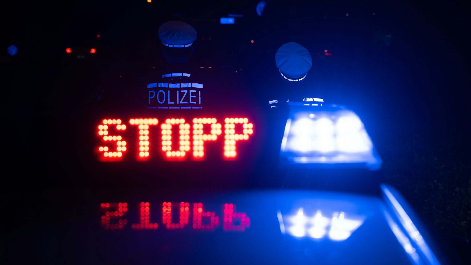 Das Wort „Stopp“ ist auf dem Dach eines Polizeiwagens zu lesen.