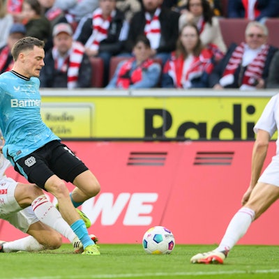 Eric Martel rutscht Florian Wirtz von hinten in die Beine.